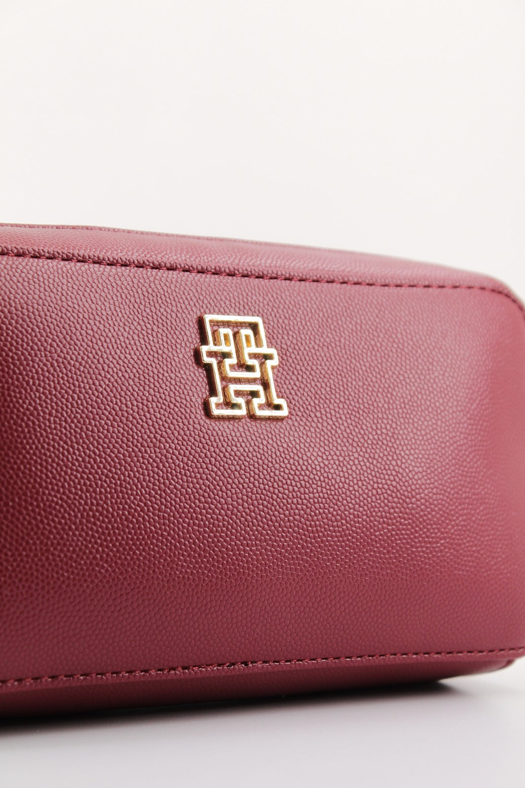 TOMMY HILFIGER TH TIMELESS CAMERA BAG en color BURDEOS  (4)