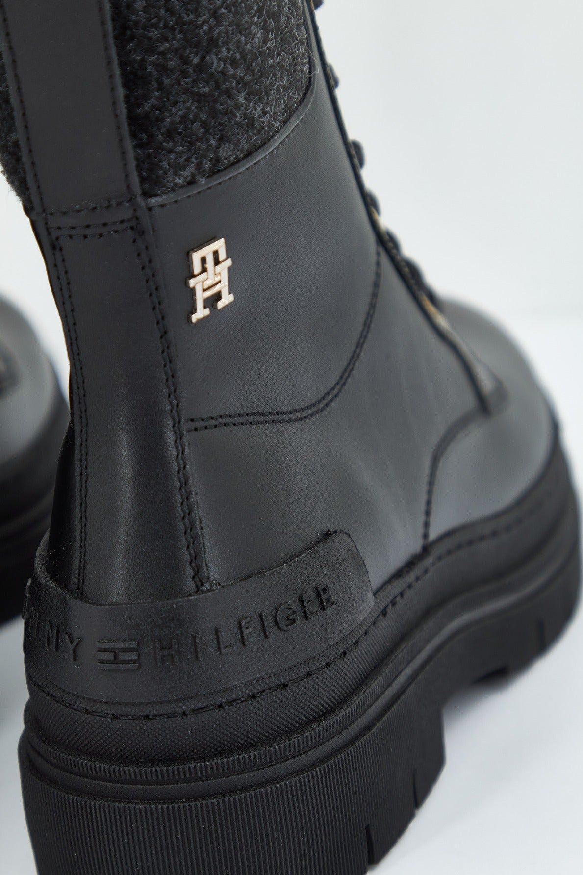 TOMMY HILFIGER FEMININE FELT LACE UP BOOTIE en color NEGRO  (4)