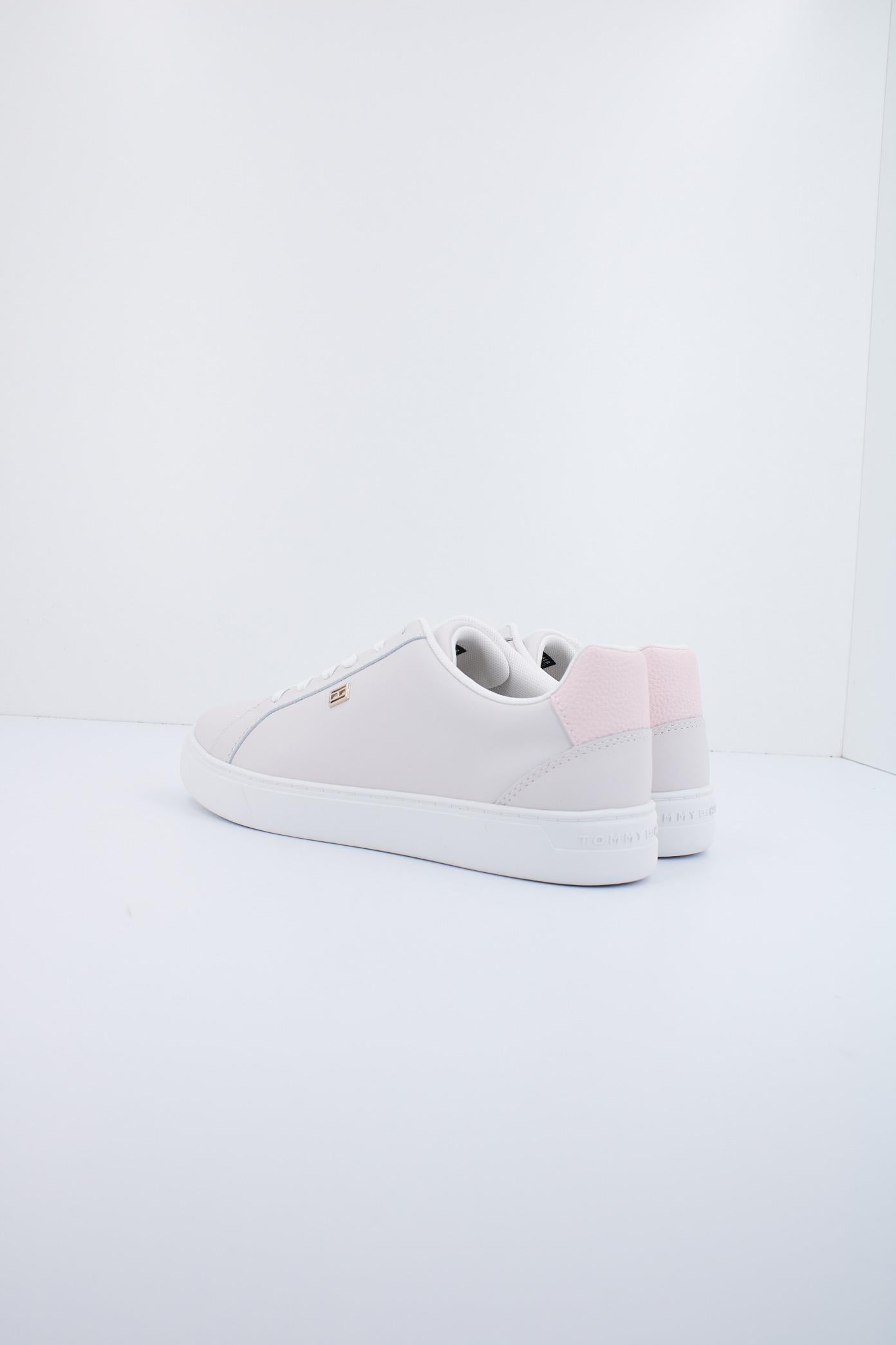 TOMMY HILFIGER ESSENTIAL COURT SNEAKER en color BEIS  (3)