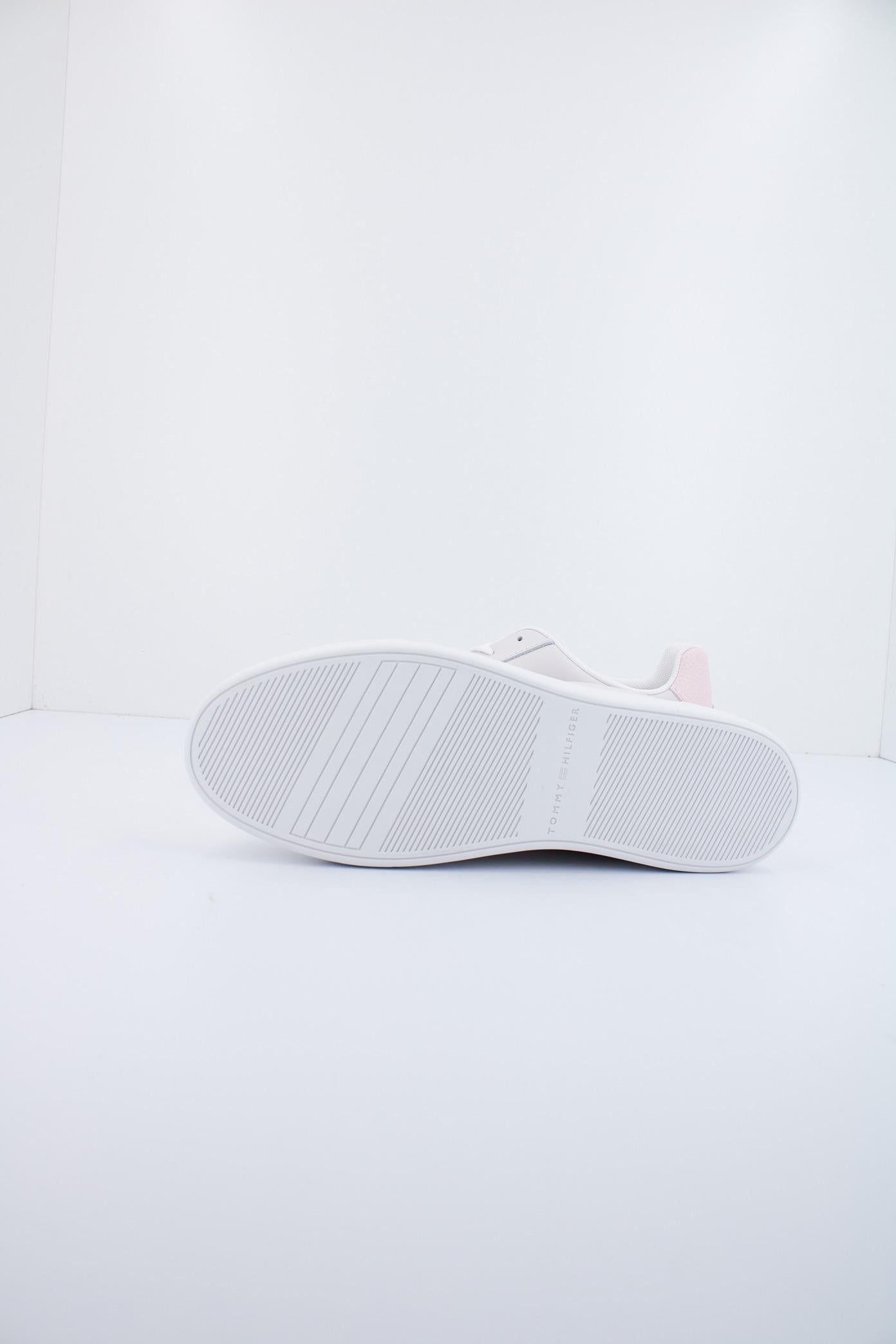 TOMMY HILFIGER ESSENTIAL COURT SNEAKER en color BEIS  (4)