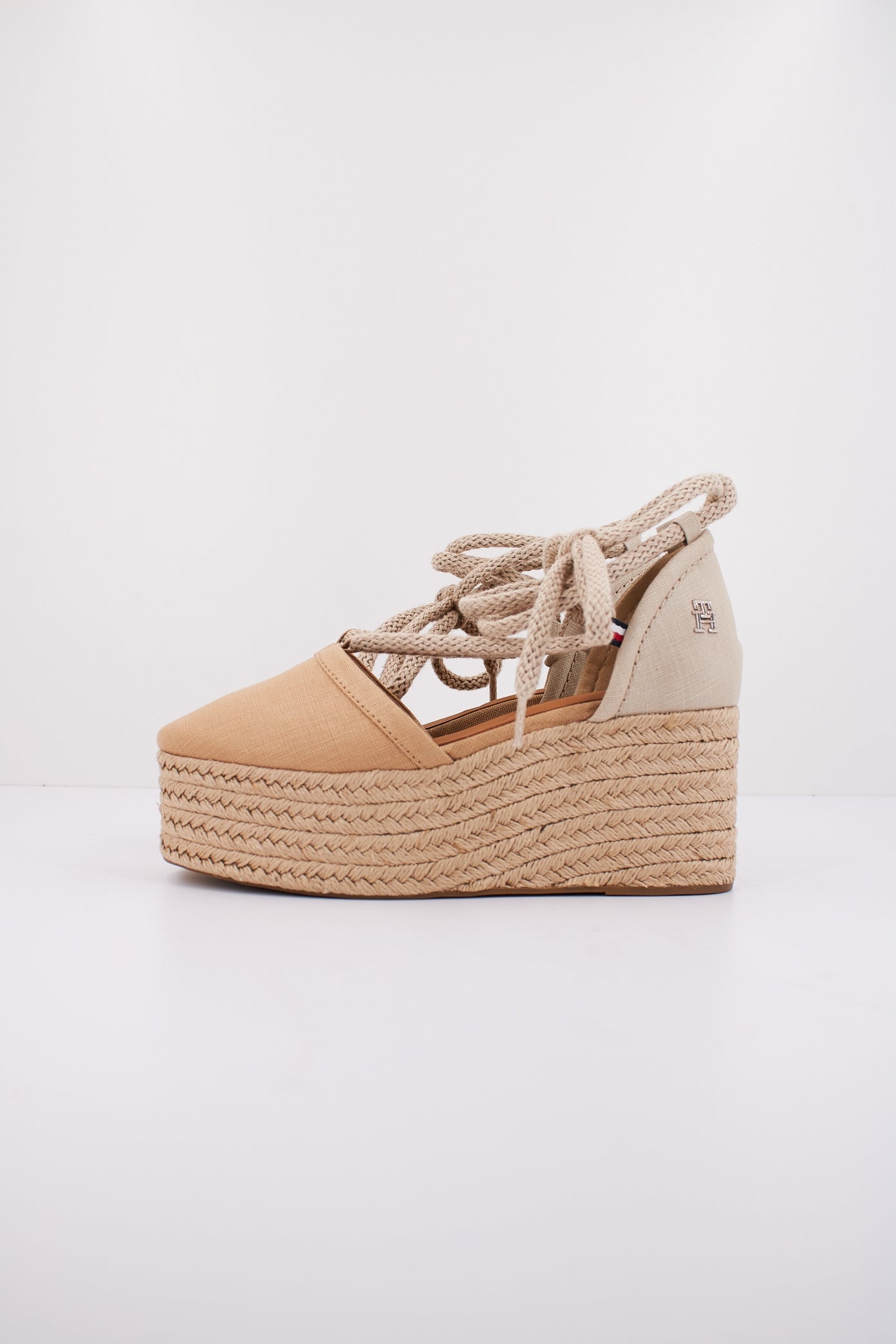 TOMMY HILFIGER CLOSED TOE LINEN FLATFOR en color MARRON CLARO  (1)