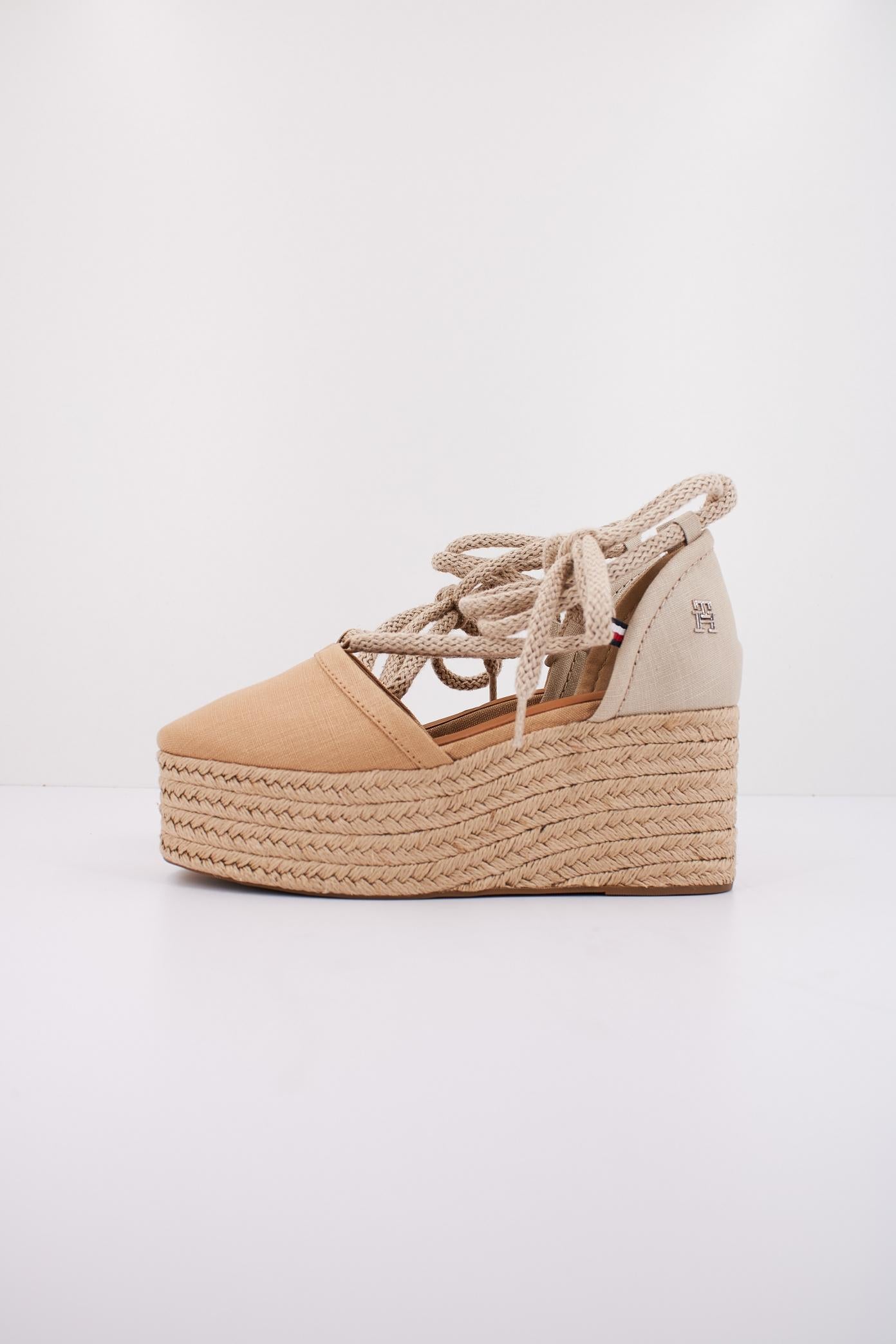 TOMMY HILFIGER CLOSED TOE LINEN FLATFOR en color MARRON CLARO  (1)