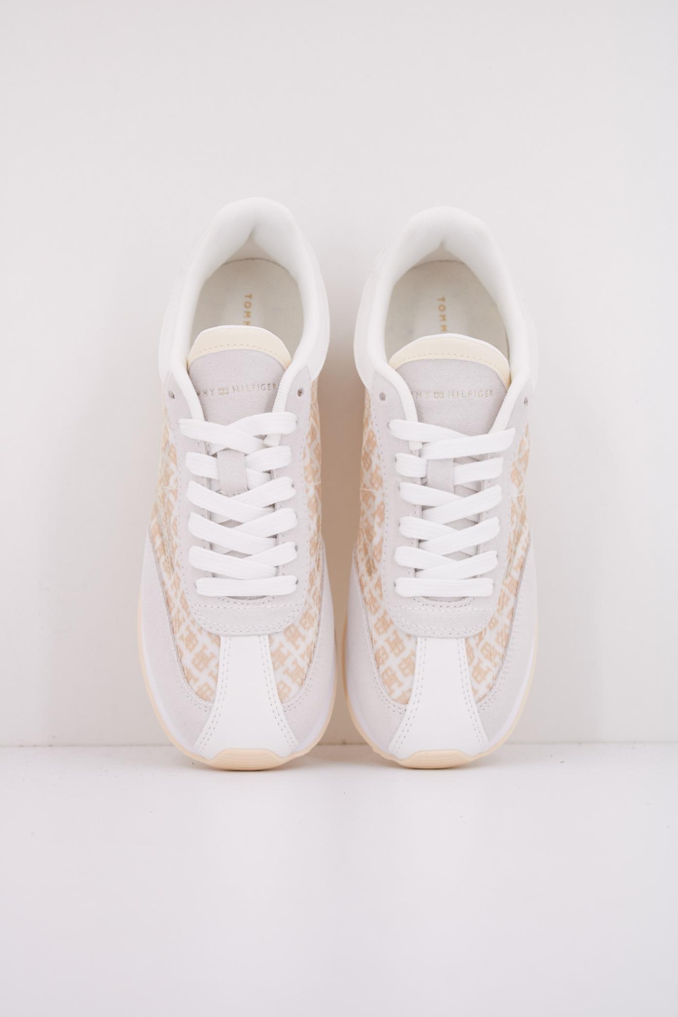 TOMMY HILFIGER TH MONOGRAM HERITAGE RUNNER en color BEIS  (3)
