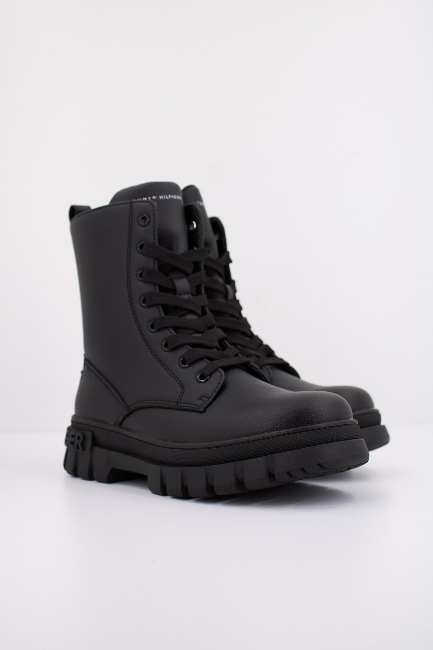 TOMMY HILFIGER LACE-UP BOOTIE en color NEGRO  (2)