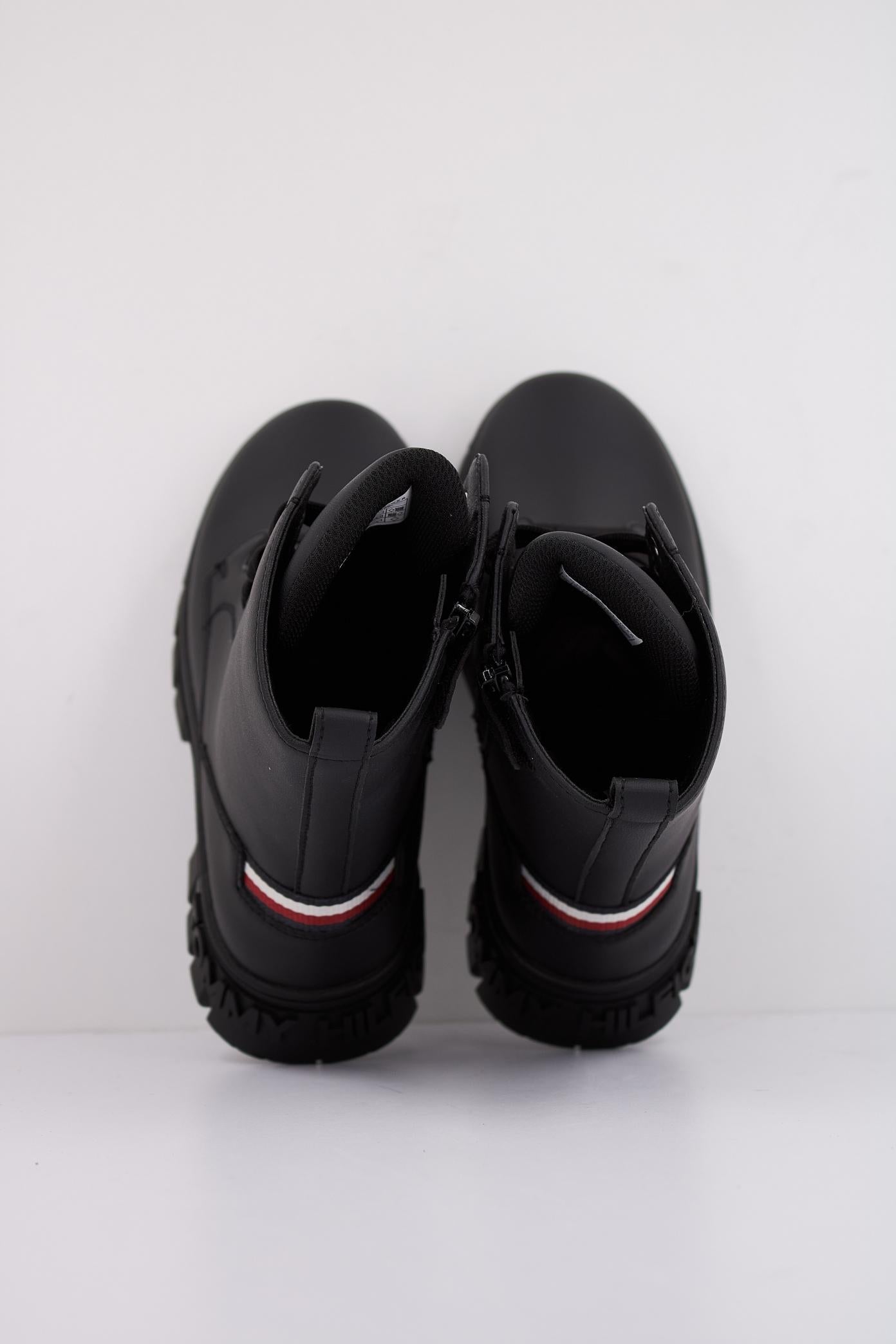TOMMY HILFIGER LACE-UP BOOTIE en color NEGRO  (3)