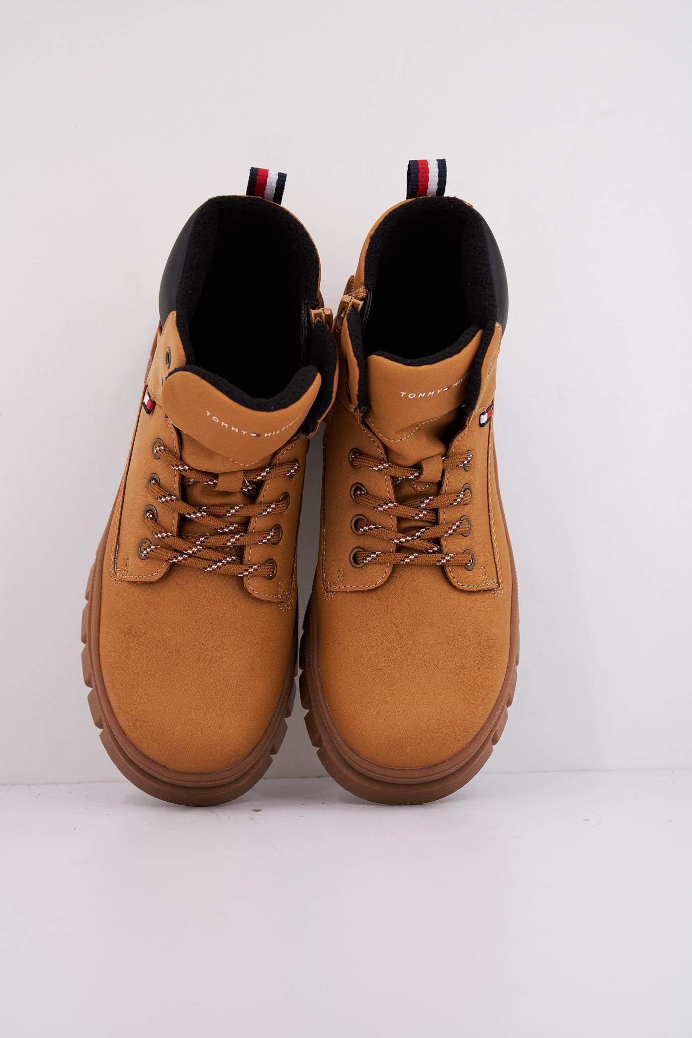 TOMMY HILFIGER  LACE-UP BOOTIE en color MARRON  (3)