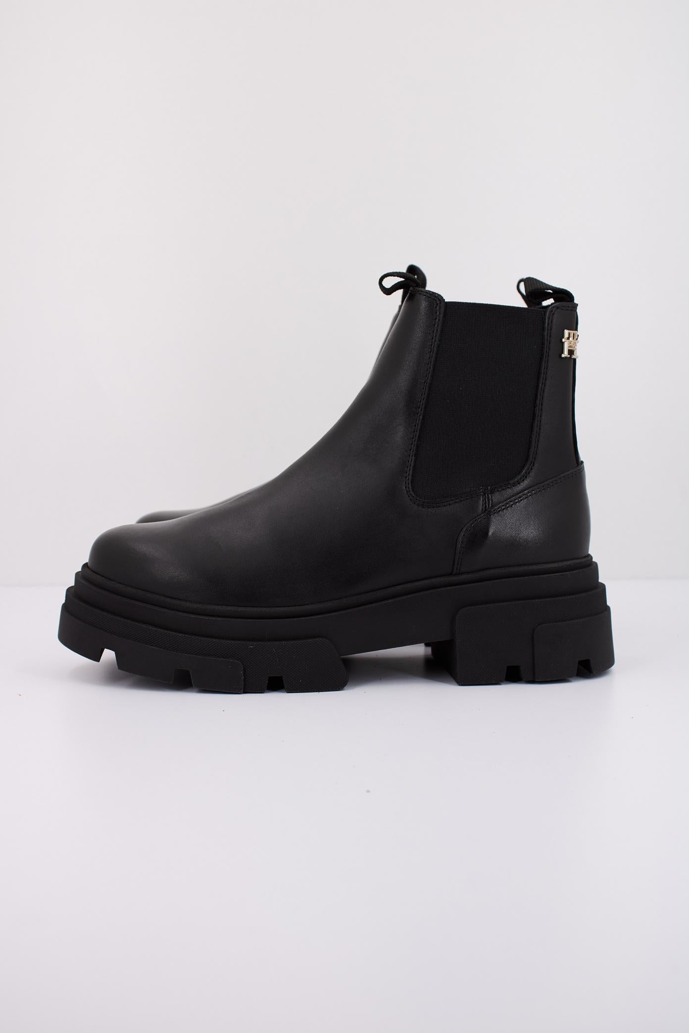 TOMMY HILFIGER COMBAT LEATHER LOW CHELS en color NEGRO  (1)