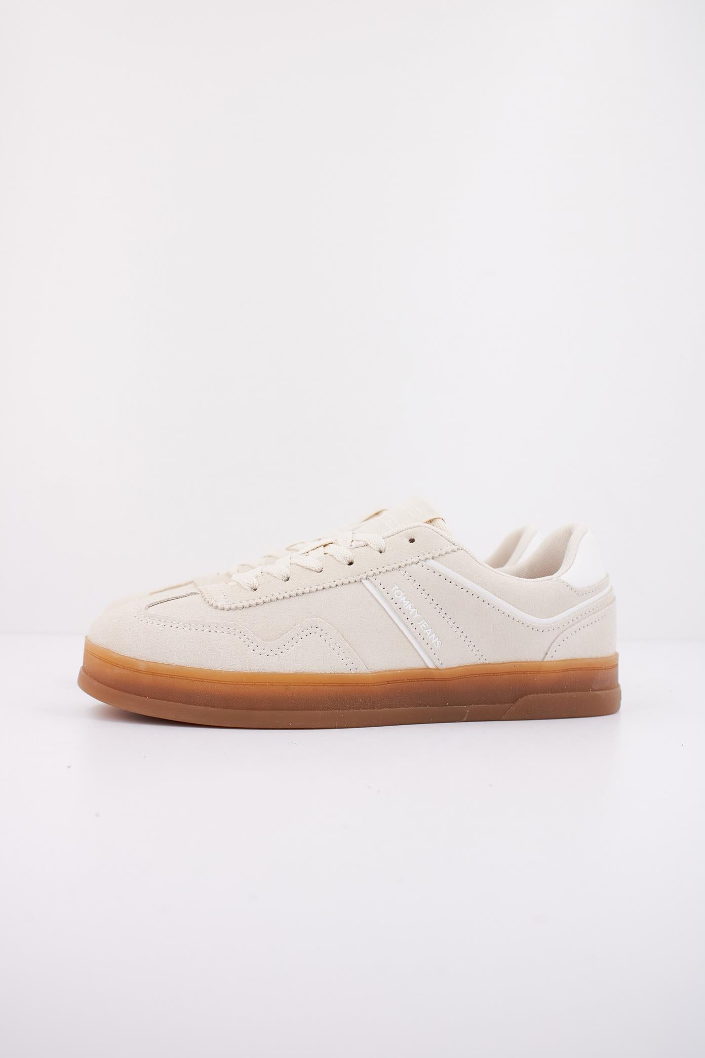 TOMMY HILFIGER  THE GREENWICH SUEDE en color BLANCO  (1)