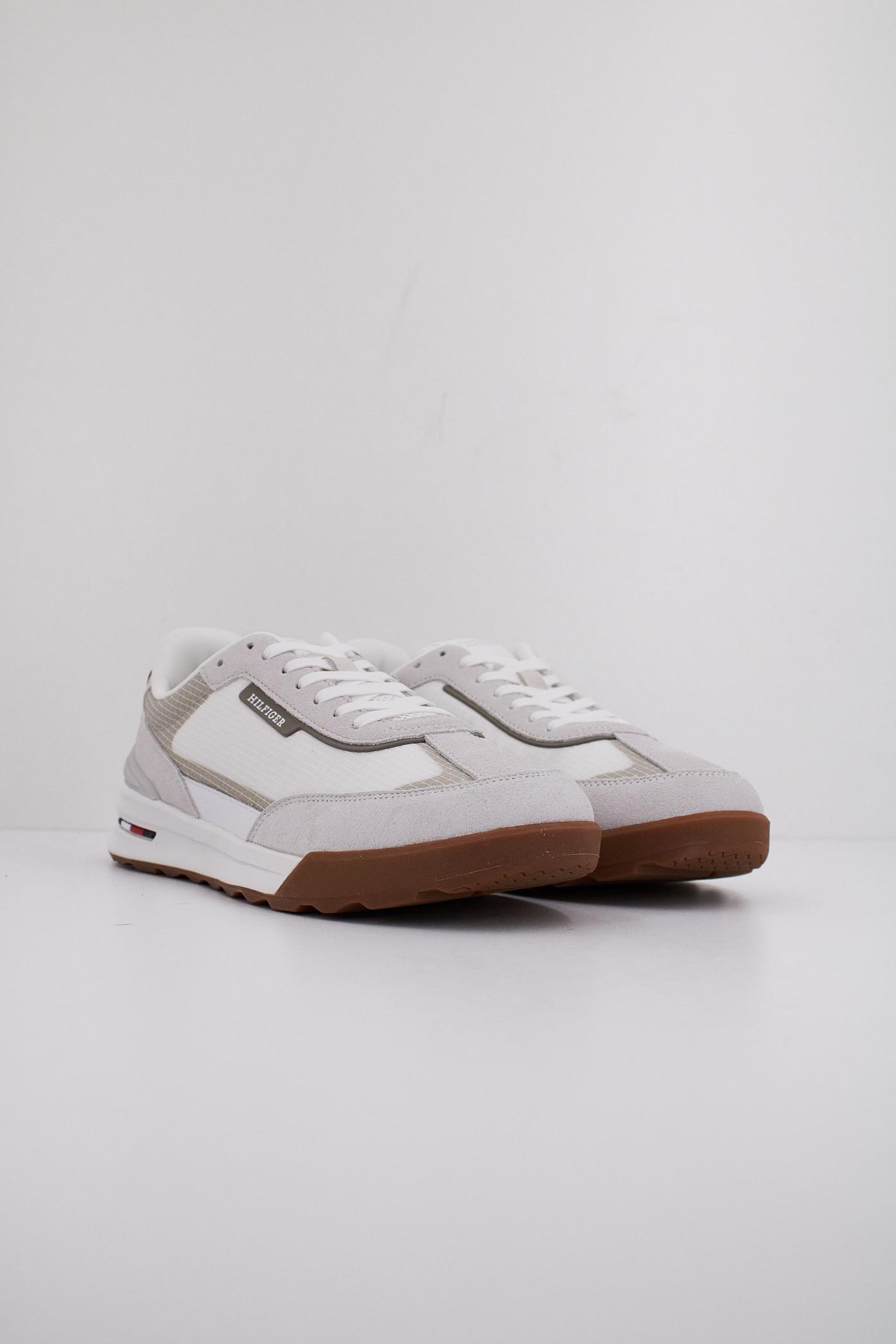 TOMMY HILFIGER RETRO RUNNER SEASONAL en color BLANCO  (2)