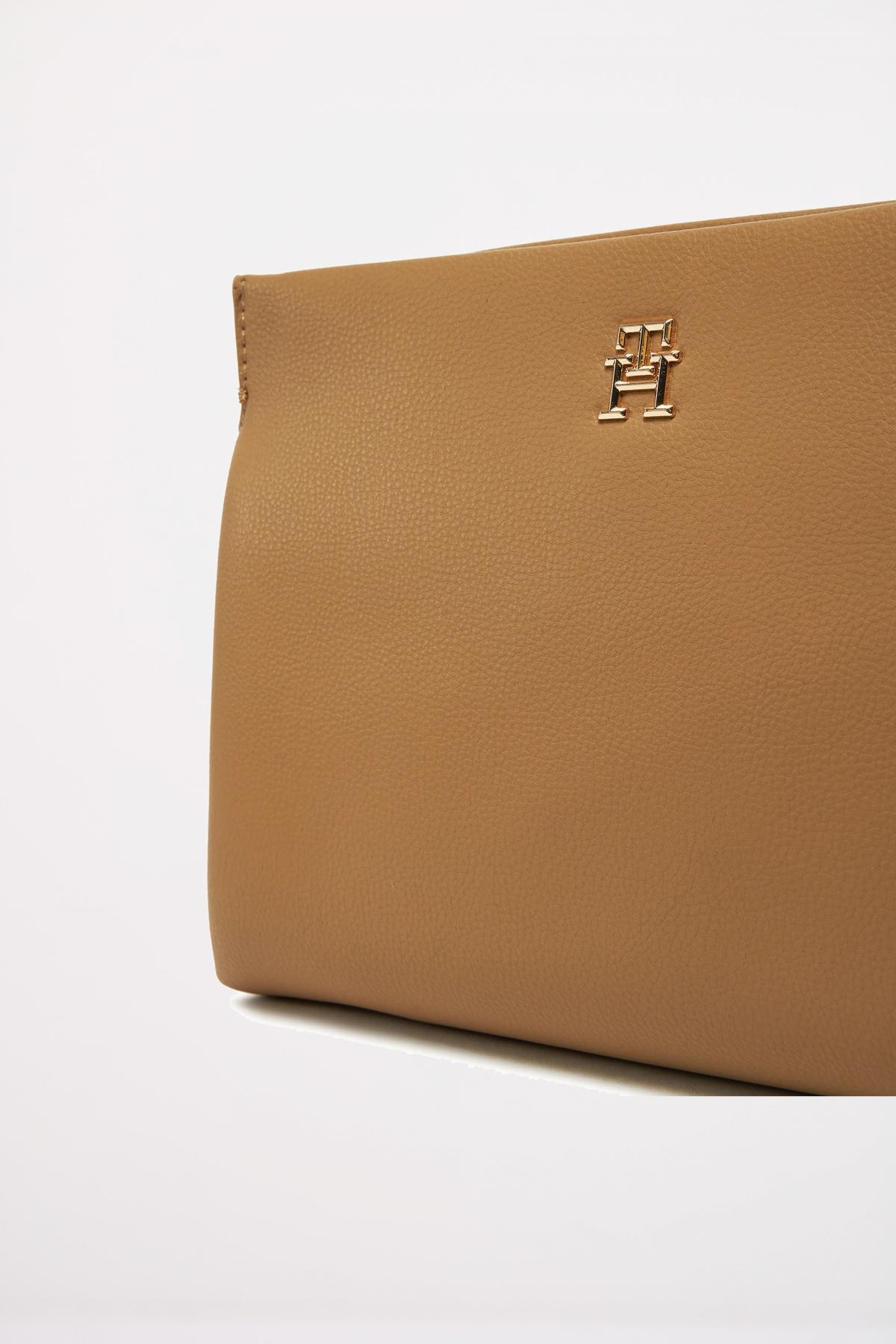 TOMMY HILFIGER LEGACY MINI CROSSOVER en color MARRON CLARO  (2)