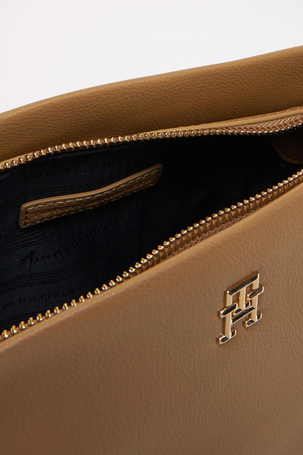 TOMMY HILFIGER LEGACY MINI CROSSOVER en color MARRON CLARO  (4)