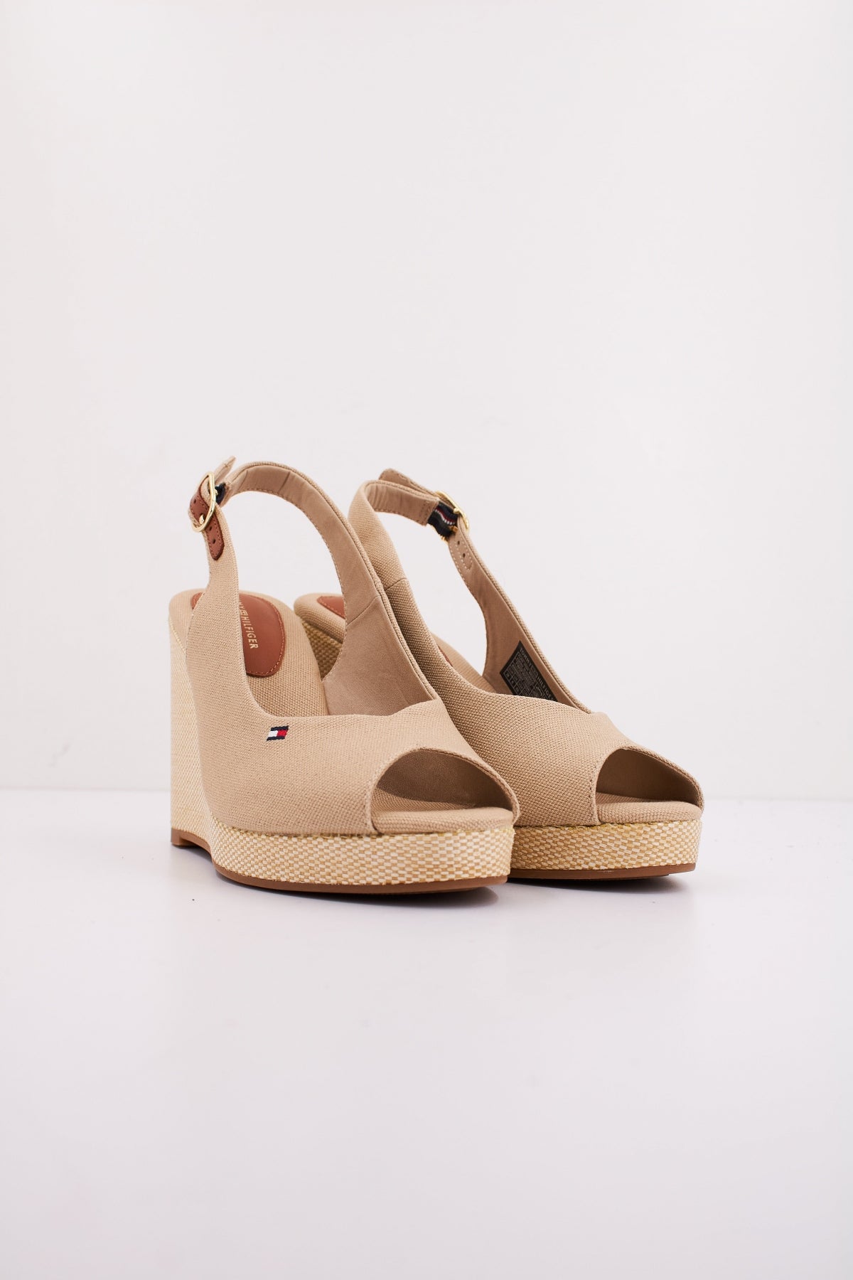 TOMMY HILFIGER FLAG HIGH WEDGE ESPAD en color BEIS  (2)