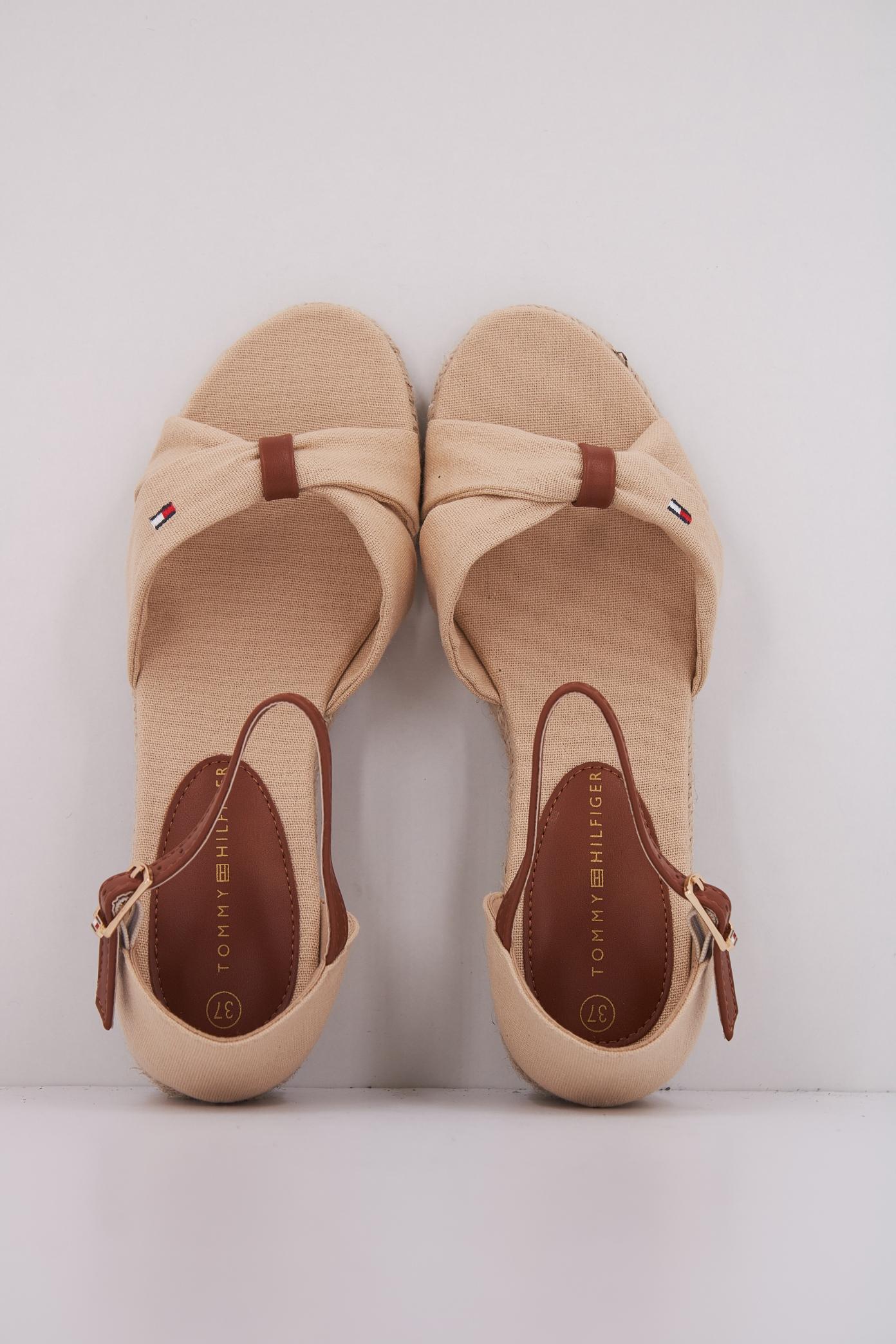 TOMMY HILFIGER TA  en color BEIS  (3)