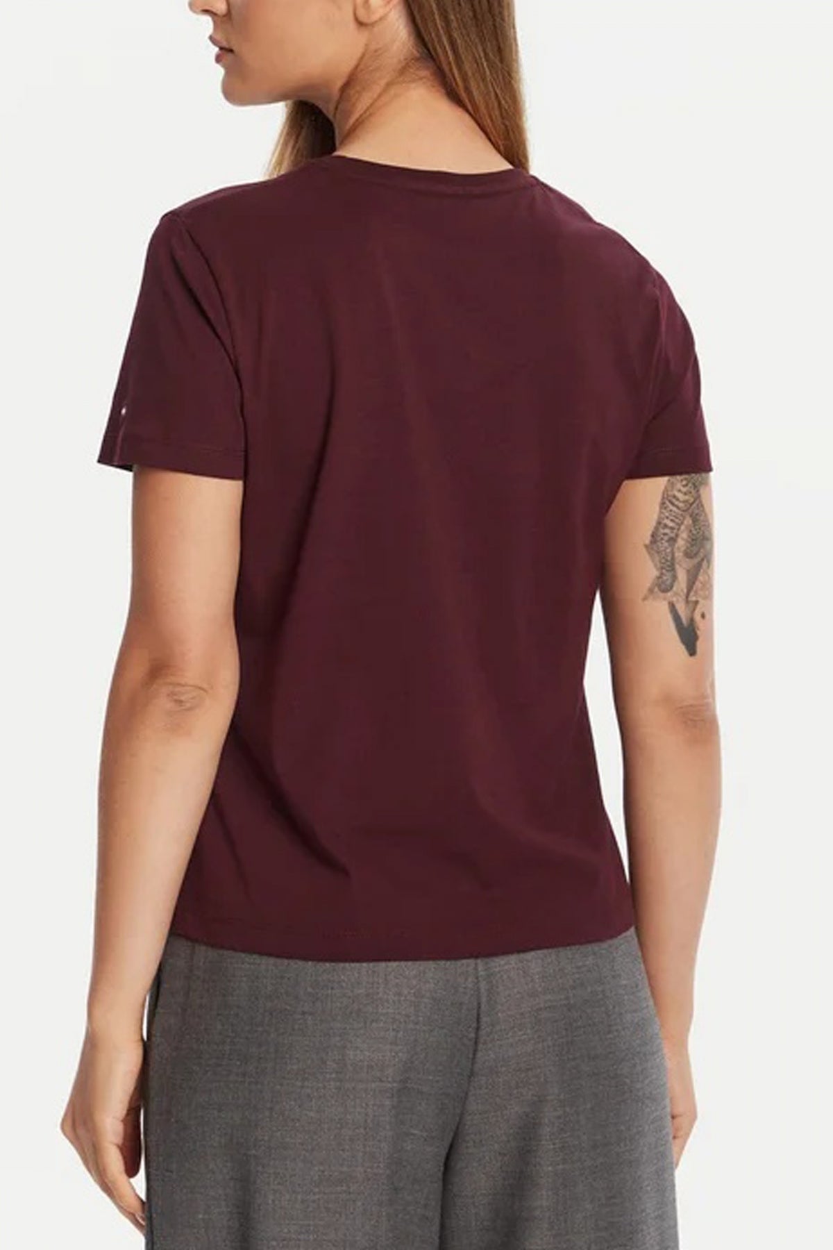 TOMMY HILFIGER GOLD CREST REG SS TEE en color BURDEOS  (2)