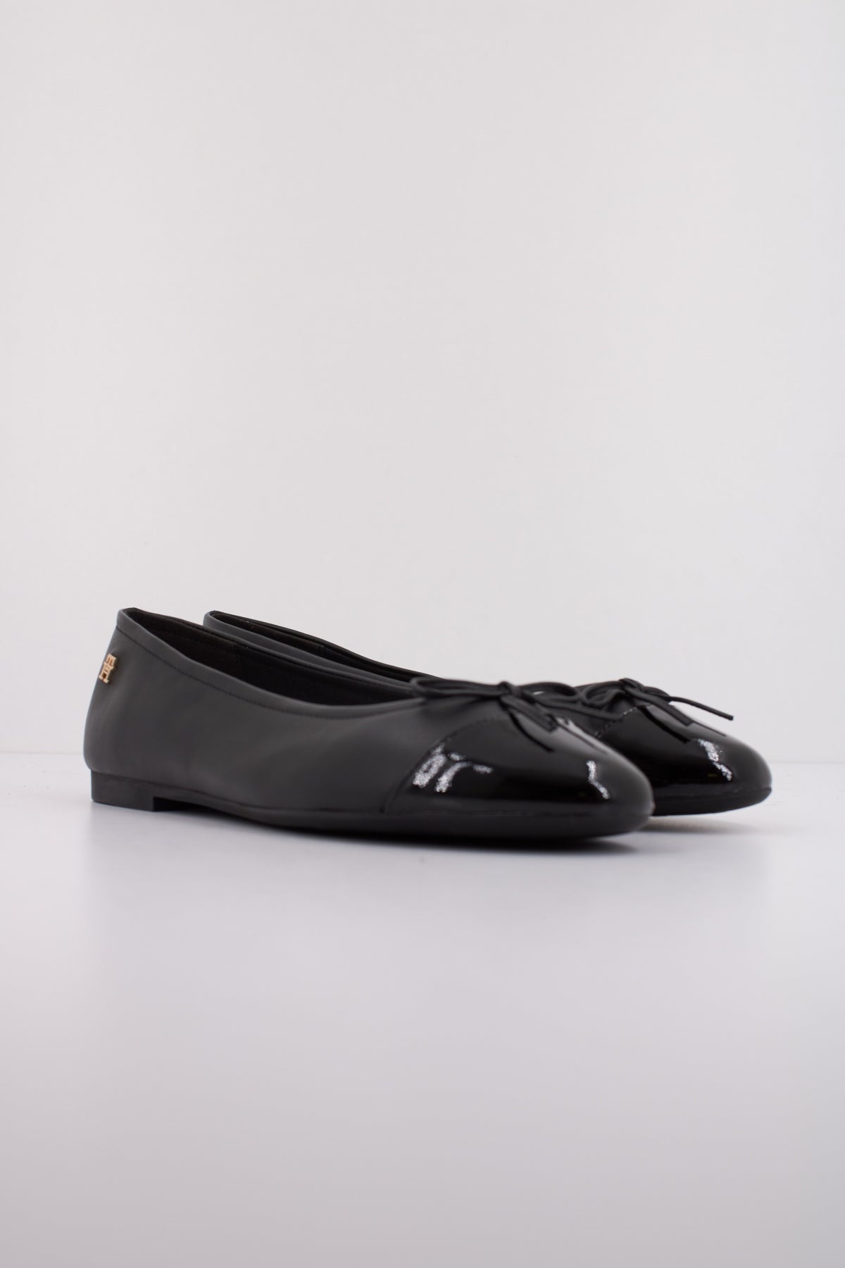 TOMMY HILFIGER PATENT TOE-CAP LTHR BALL en color NEGRO  (1)