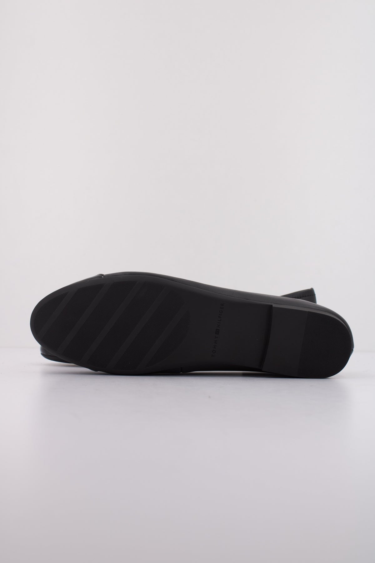 TOMMY HILFIGER PATENT TOE-CAP LTHR BALL en color NEGRO  (4)