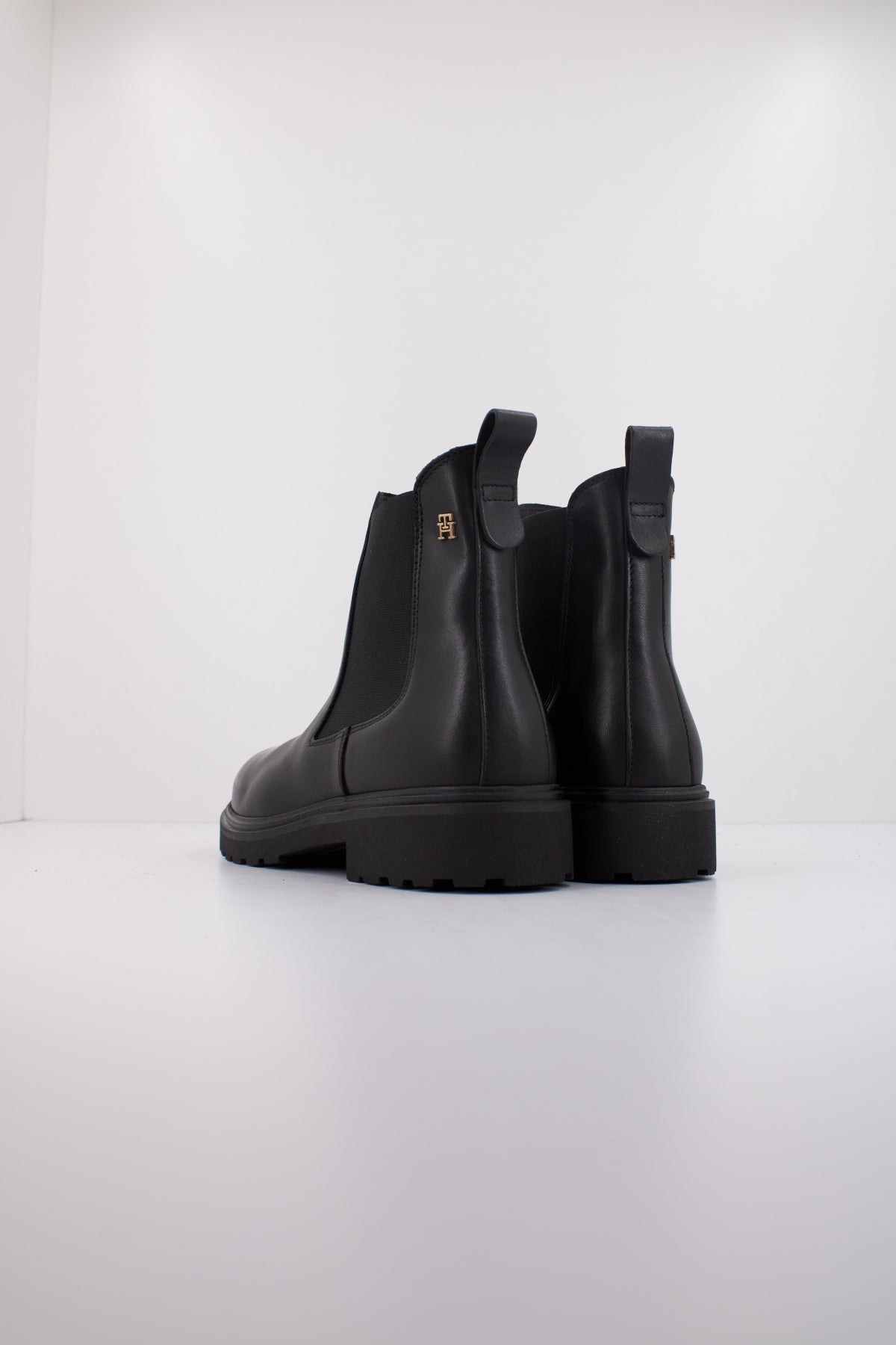 TOMMY HILFIGER TH LEATHER CLEATED CHELS en color NEGRO  (4)