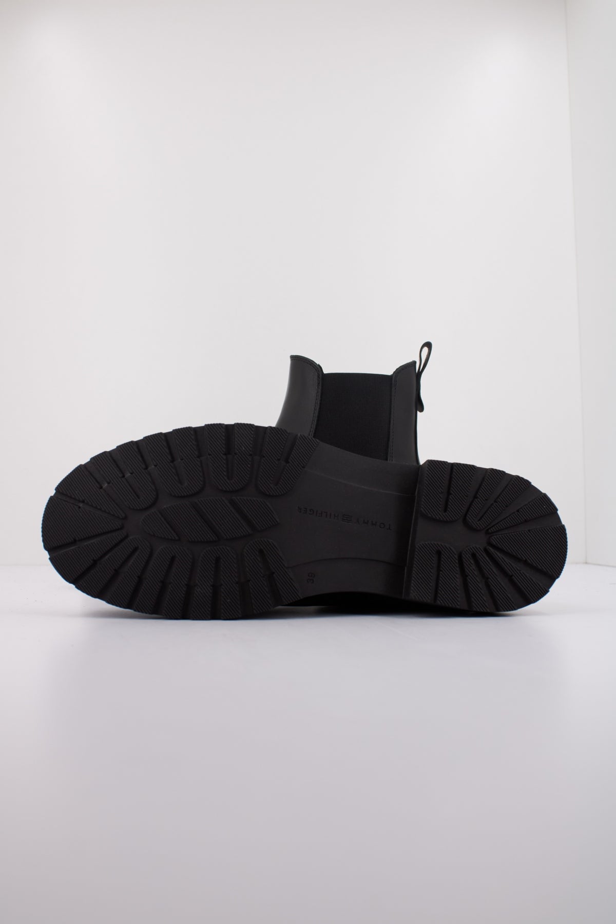 TOMMY HILFIGER TH LEATHER CLEATED CHELS en color NEGRO  (5)