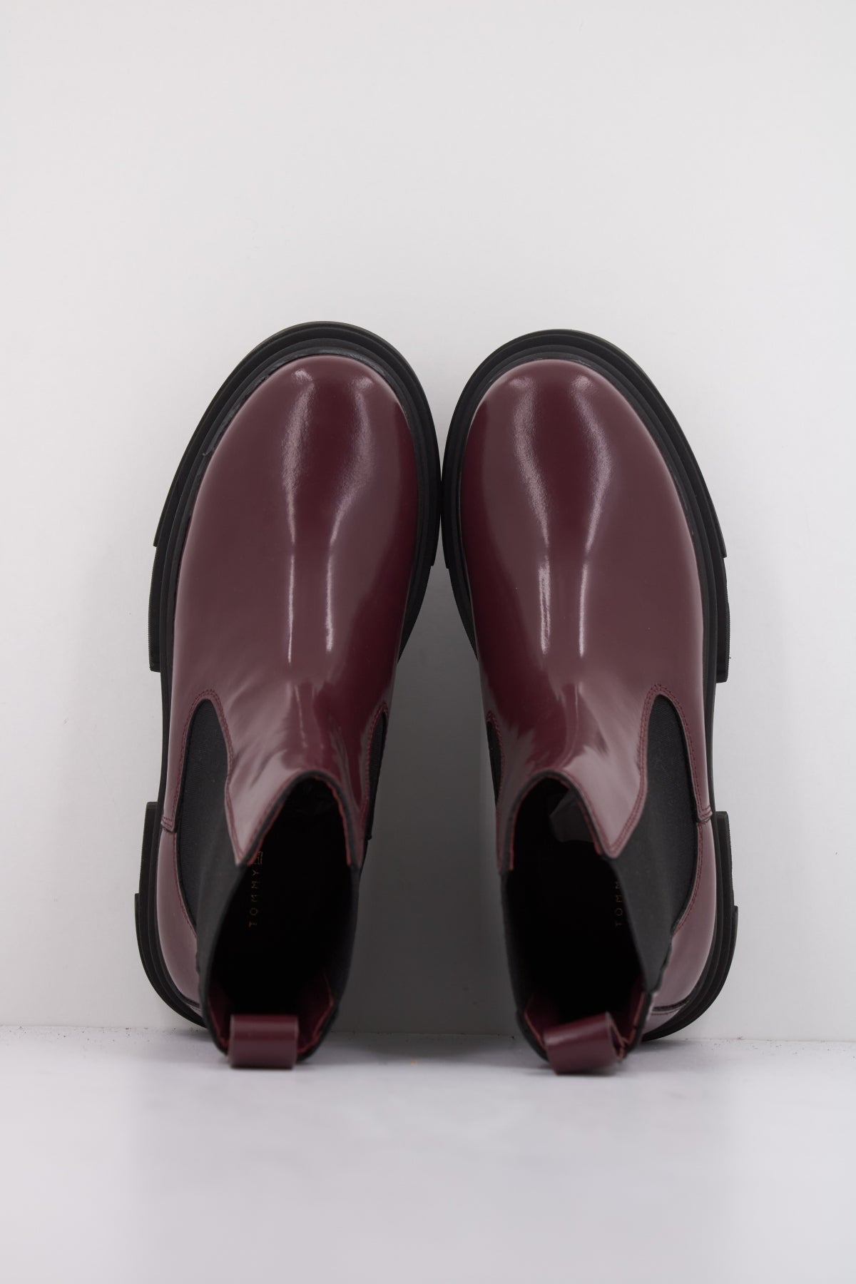 TOMMY HILFIGER TH SHINY LEATHER CHELSEA en color BURDEOS  (3)