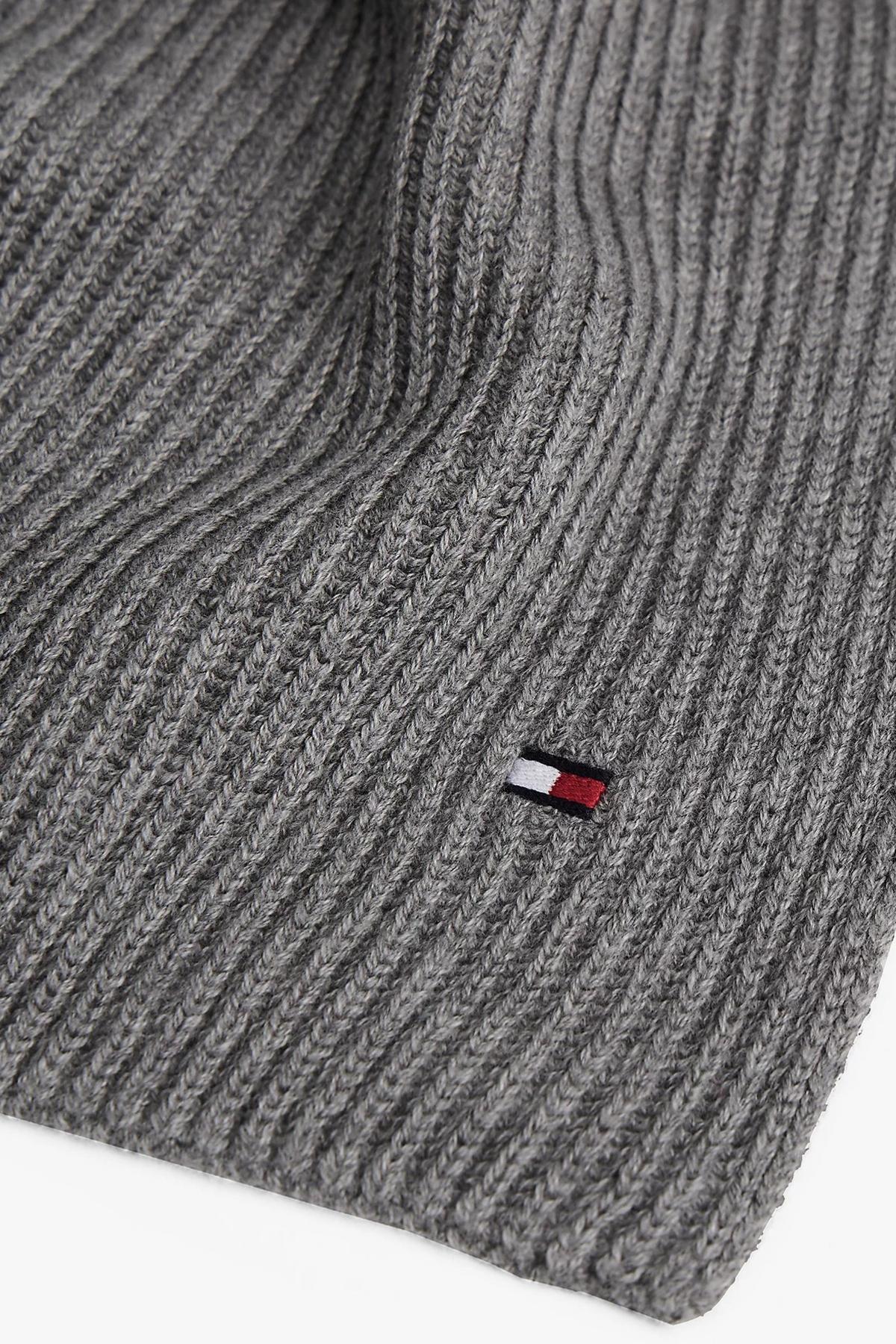 TOMMY HILFIGER TH FLAG PIMA COTTON CASH en color GRIS  (2)