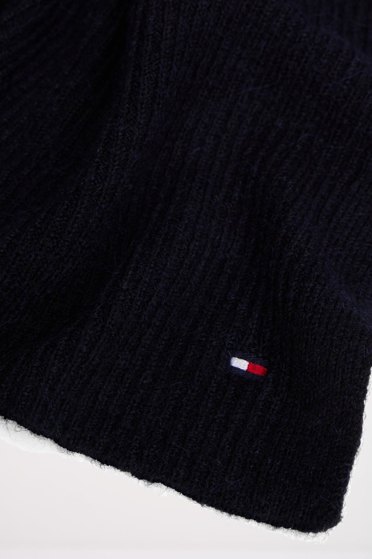 TOMMY HILFIGER TH FLAG FLUFFY SCARF en color AZUL  (2)