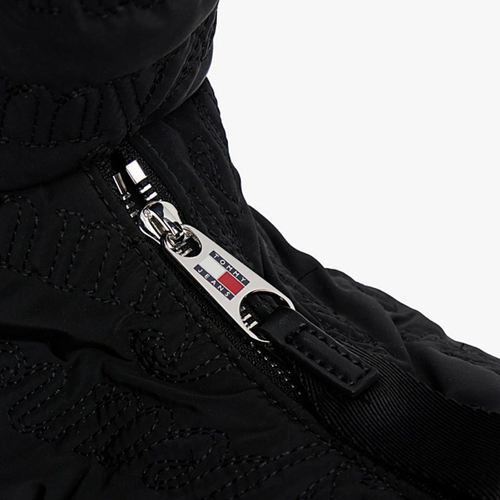 TOMMY JEANS TJW URBAN AOP HOBO en color NEGRO  (4)