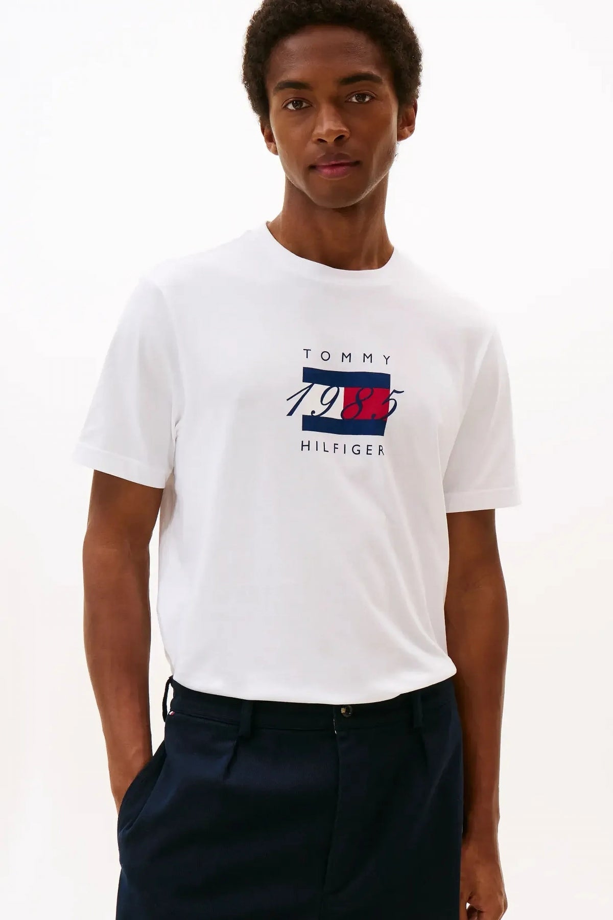 TOMMY HILFIGER  LINEAR FLAG GRAPHIC TEE en color BLANCO  (1)