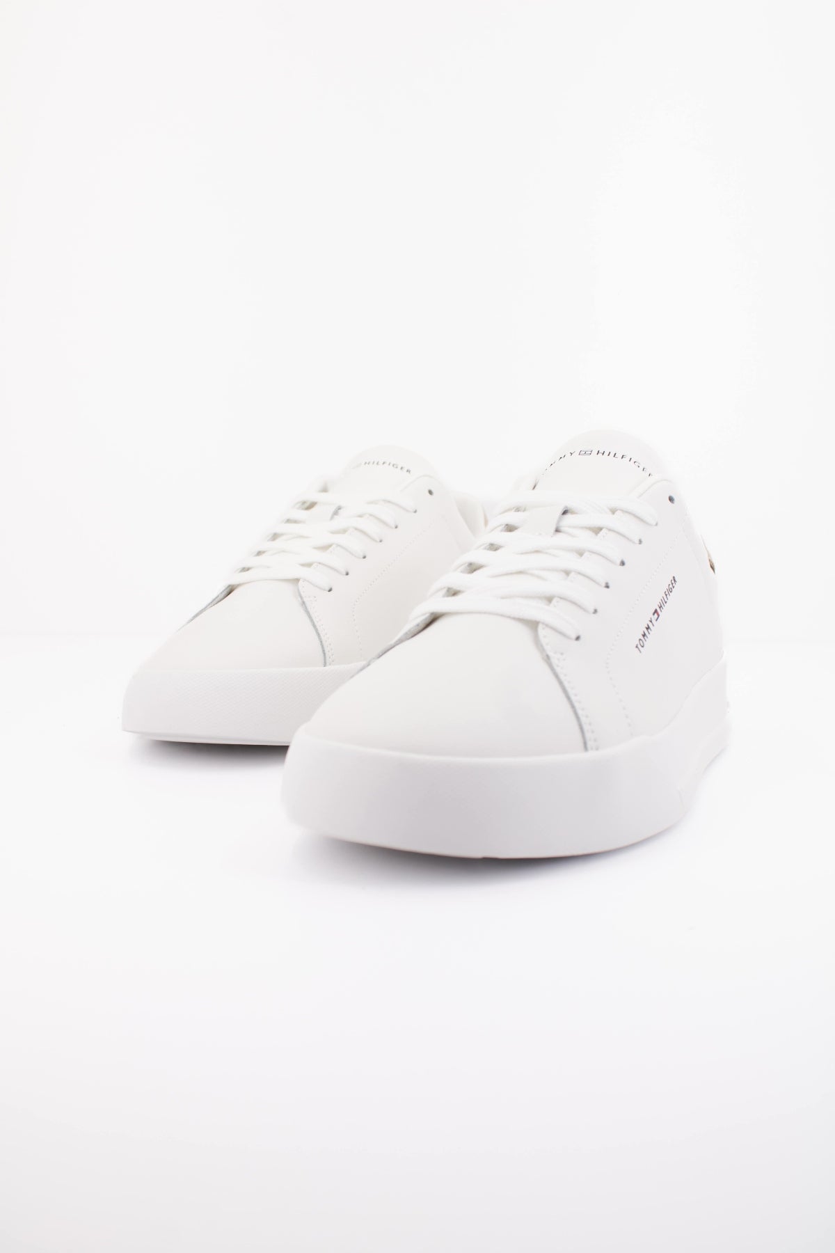TOMMY HILFIGER FMFM en color BLANCO  (2)