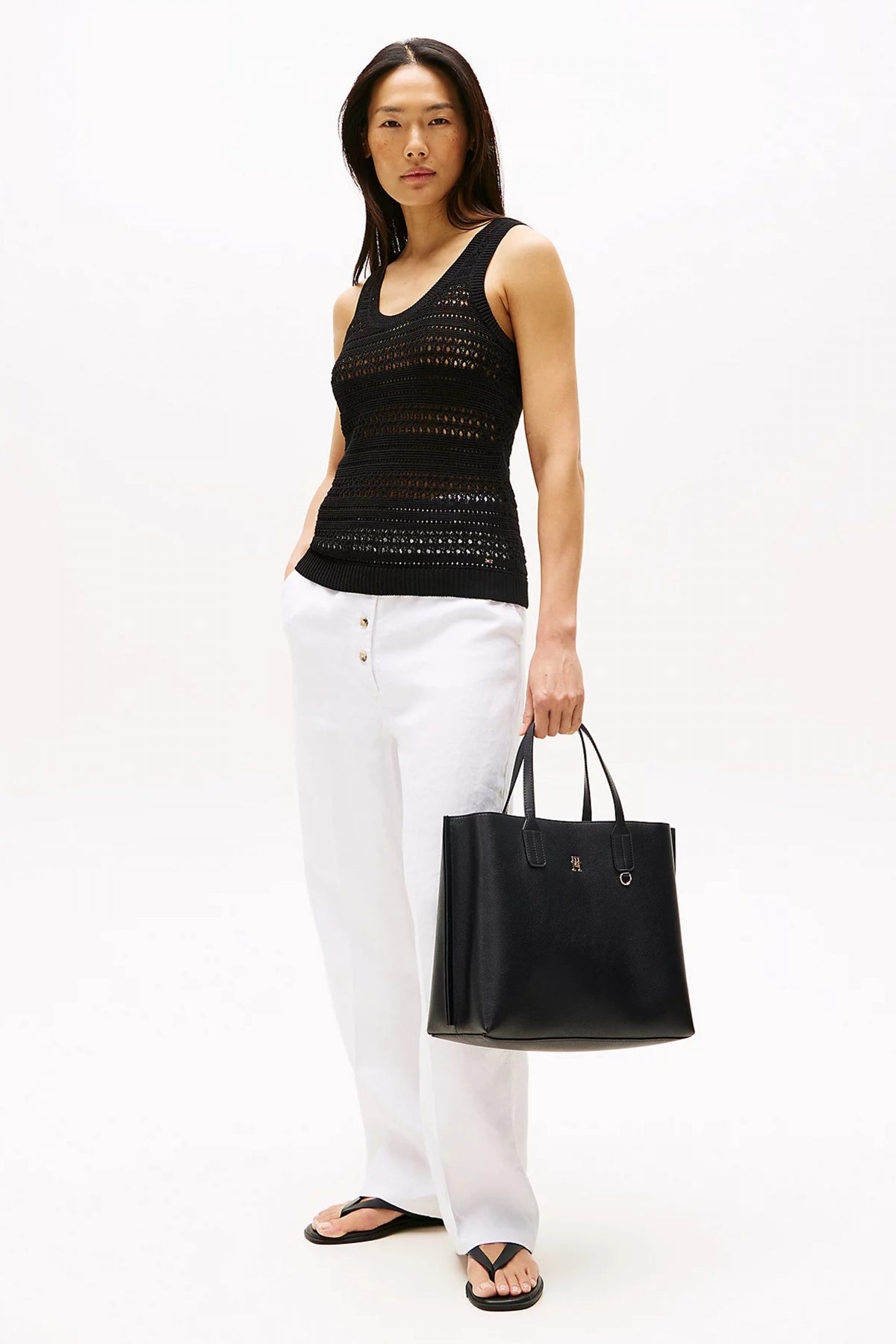 TOMMY HILFIGER TH DISTINCT SATCHEL en color NEGRO  (4)