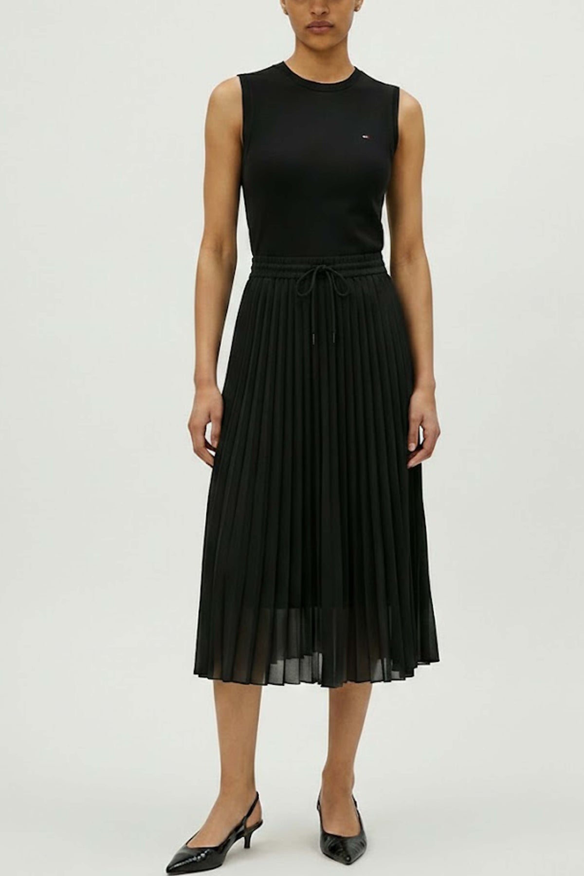 TOMMY HILFIGER WWWW  en color NEGRO  (1)