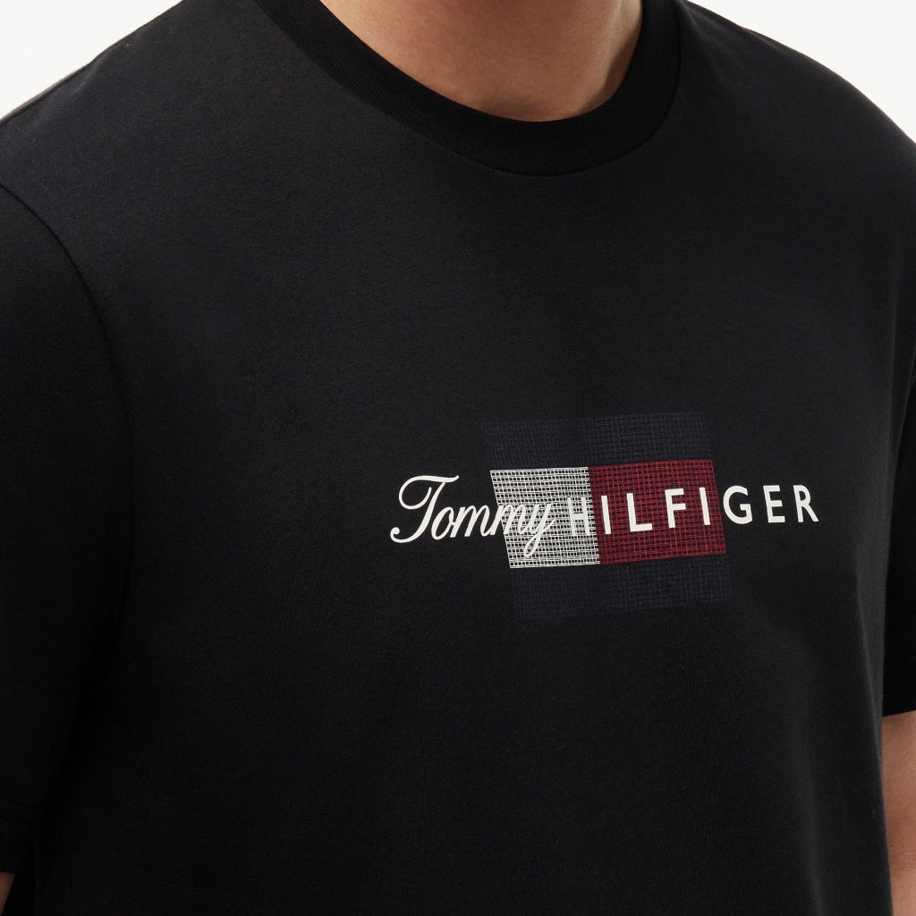 TOMMY HILFIGER MWMW SCRIPT FLAG REGULAR TEE en color NEGRO  (5)