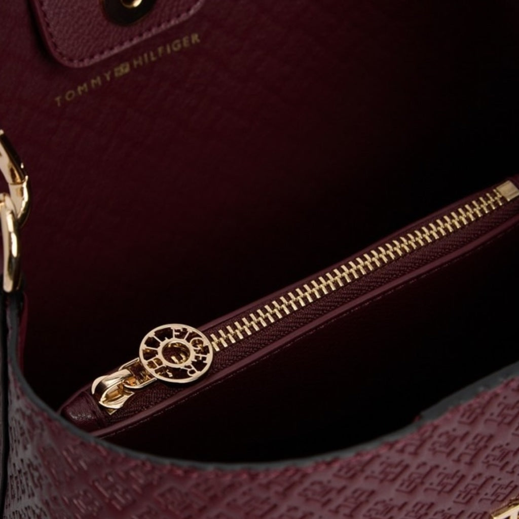 TOMMY HILFIGER AWAW TH ICON SHOULDER BAG MON en color BURDEOS  (6)