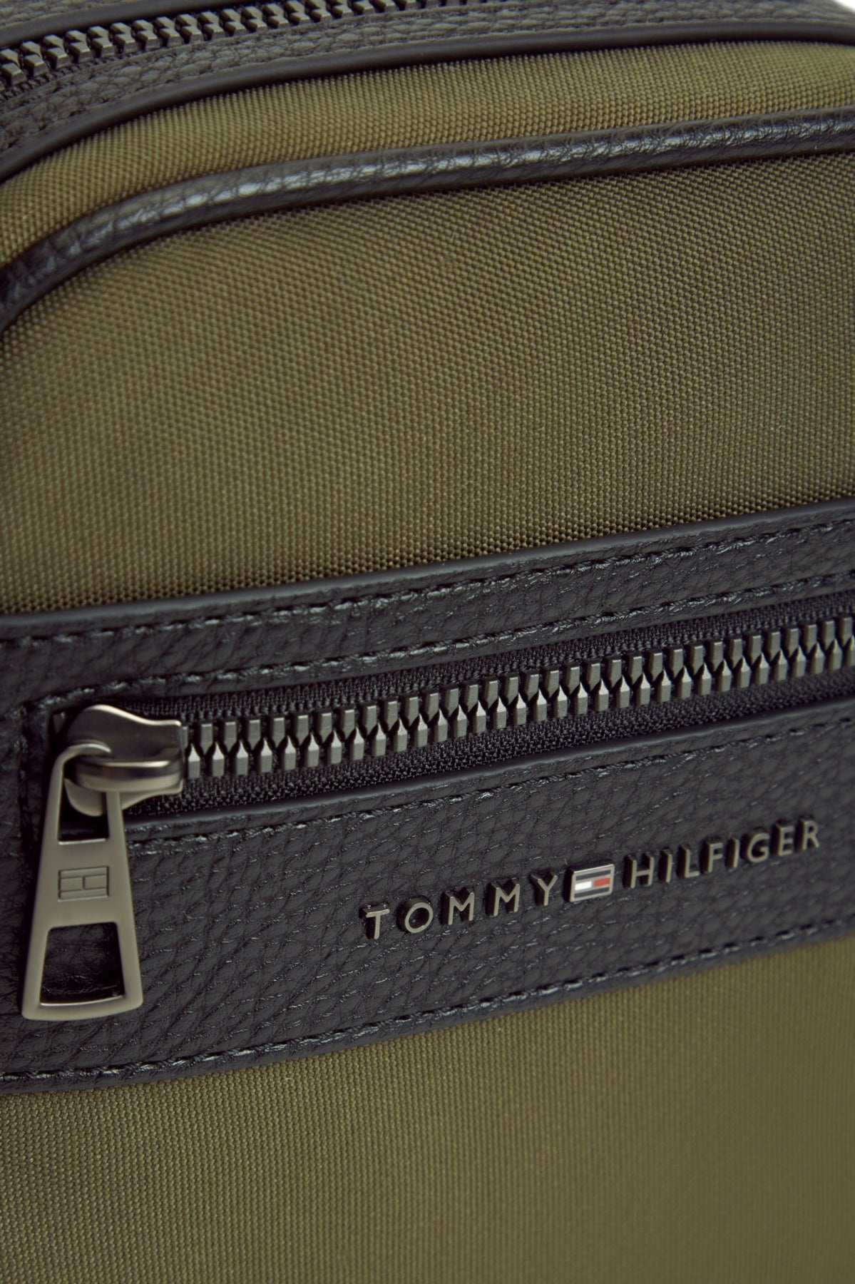 TOMMY HILFIGER TH REPREVE MINI REPORTER en color VERDE  (3)