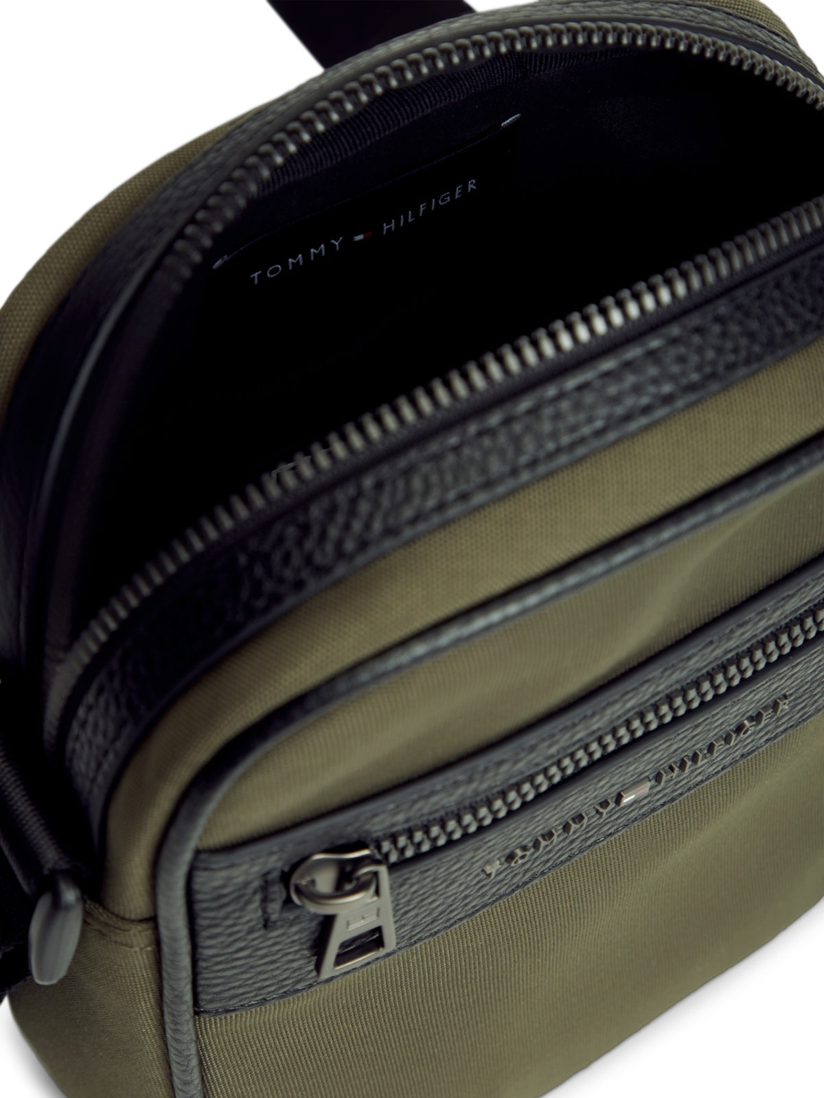 TOMMY HILFIGER TH REPREVE MINI REPORTER en color VERDE  (4)