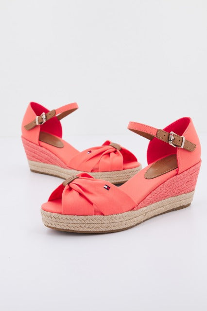 TOMMY HILFIGER  BASIC OPEN TOE MID WEDGE en color NARANJA  (1)