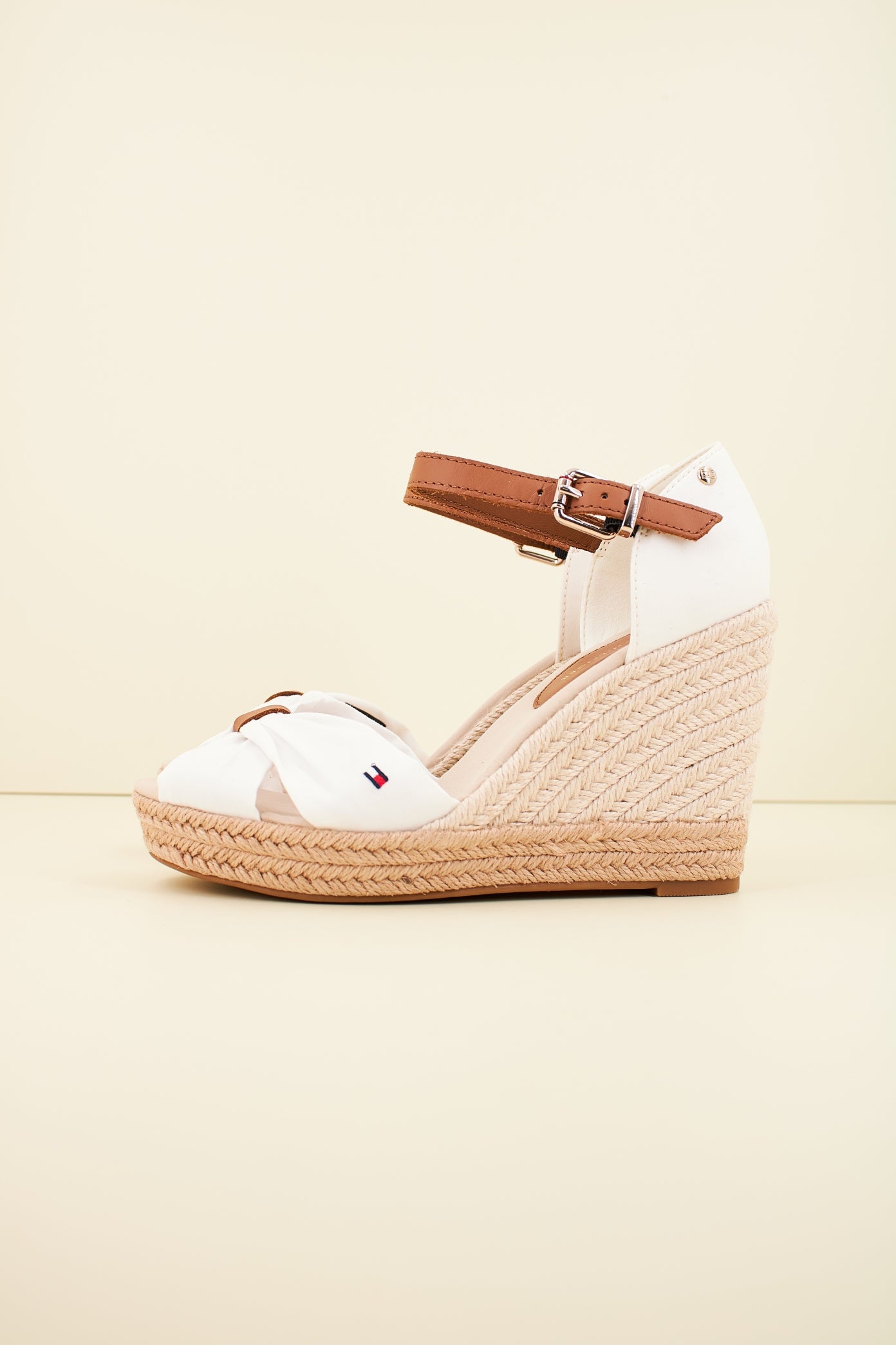 TOMMY HILFIGER BASIC OPEN TOE HIGH WEDG en color BLANCO  (1)