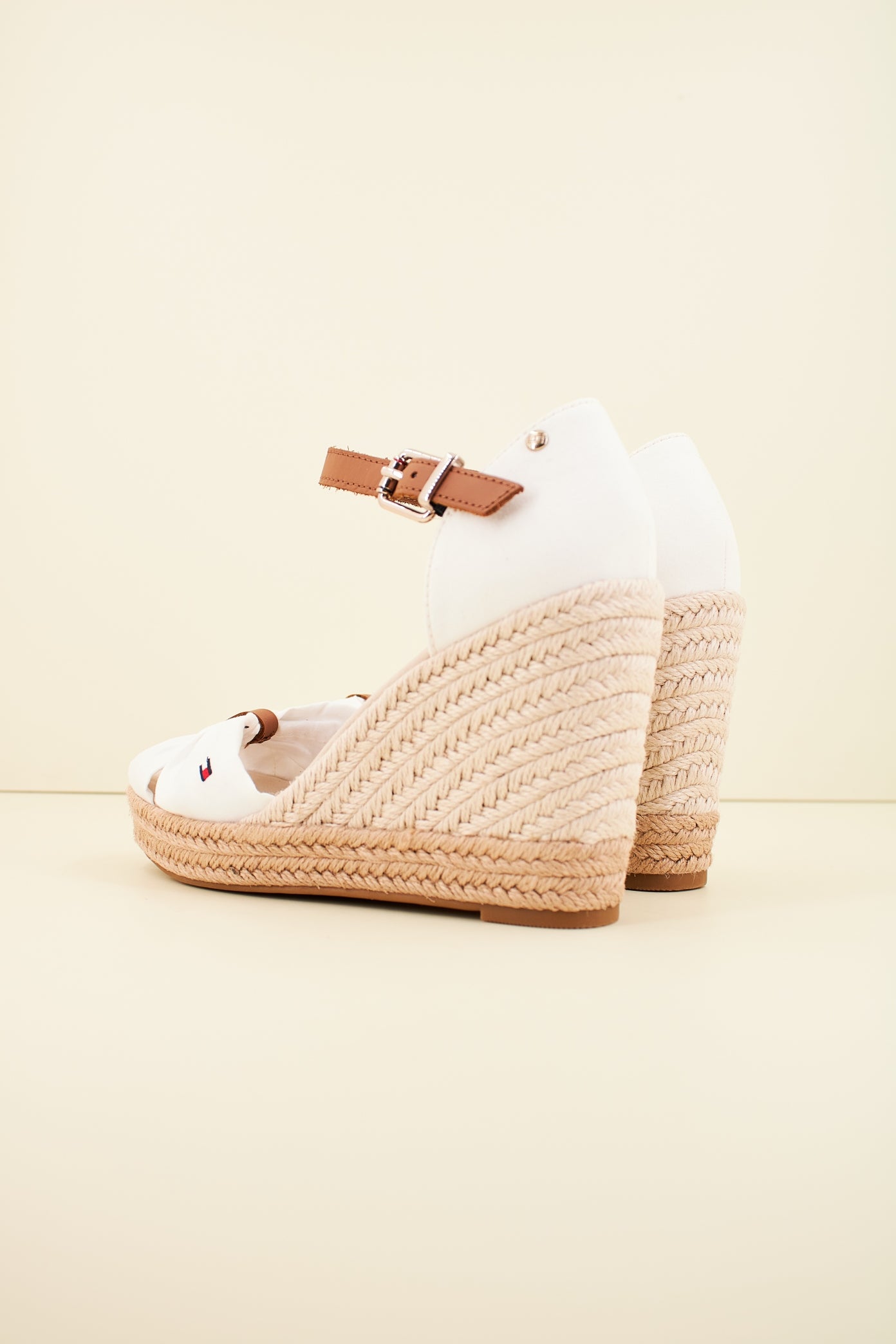 TOMMY HILFIGER BASIC OPEN TOE HIGH WEDG en color BLANCO  (3)