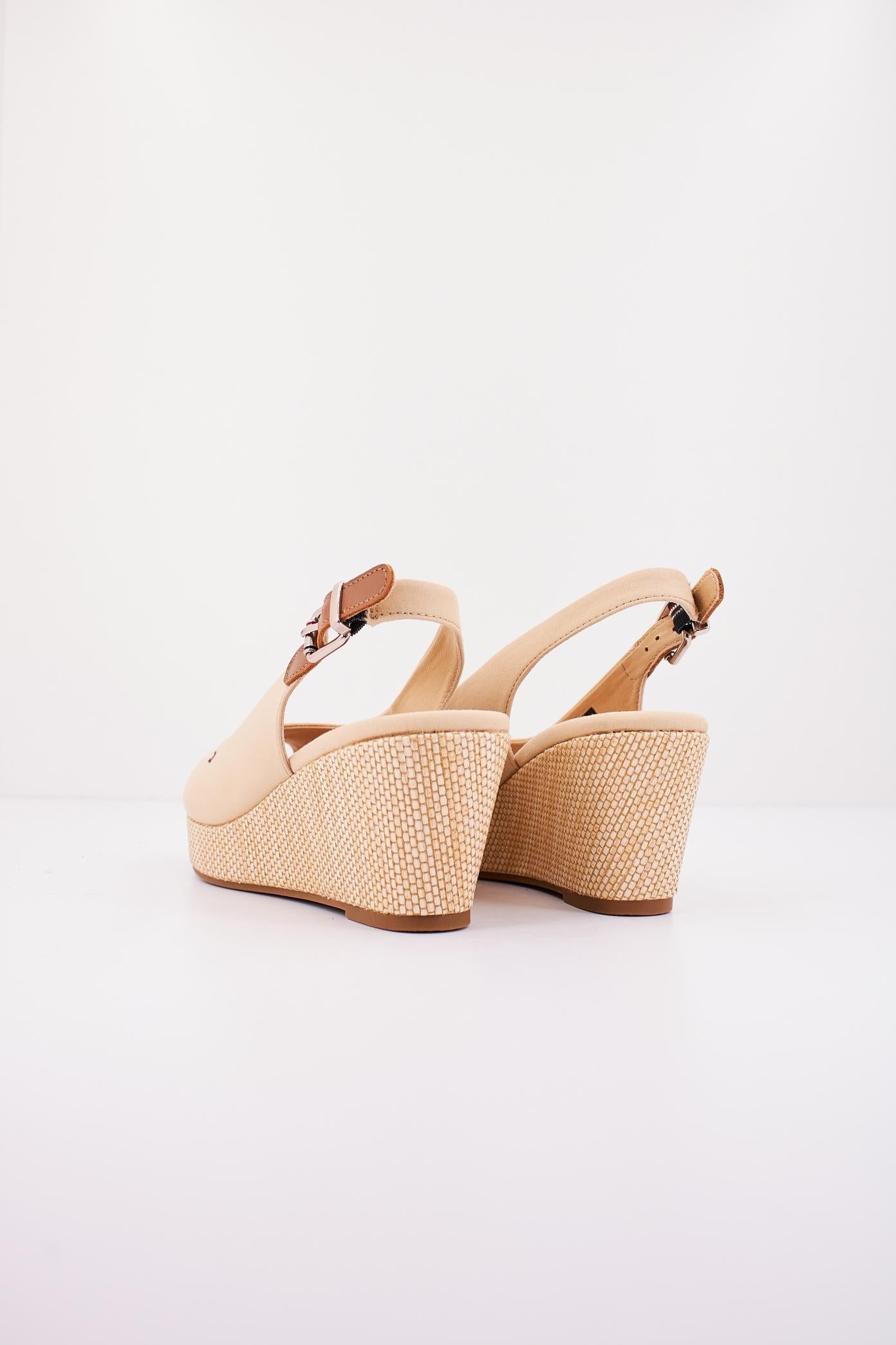 TOMMY HILFIGER ICONIC ELBA SLING BACK W en color BEIS  (3)
