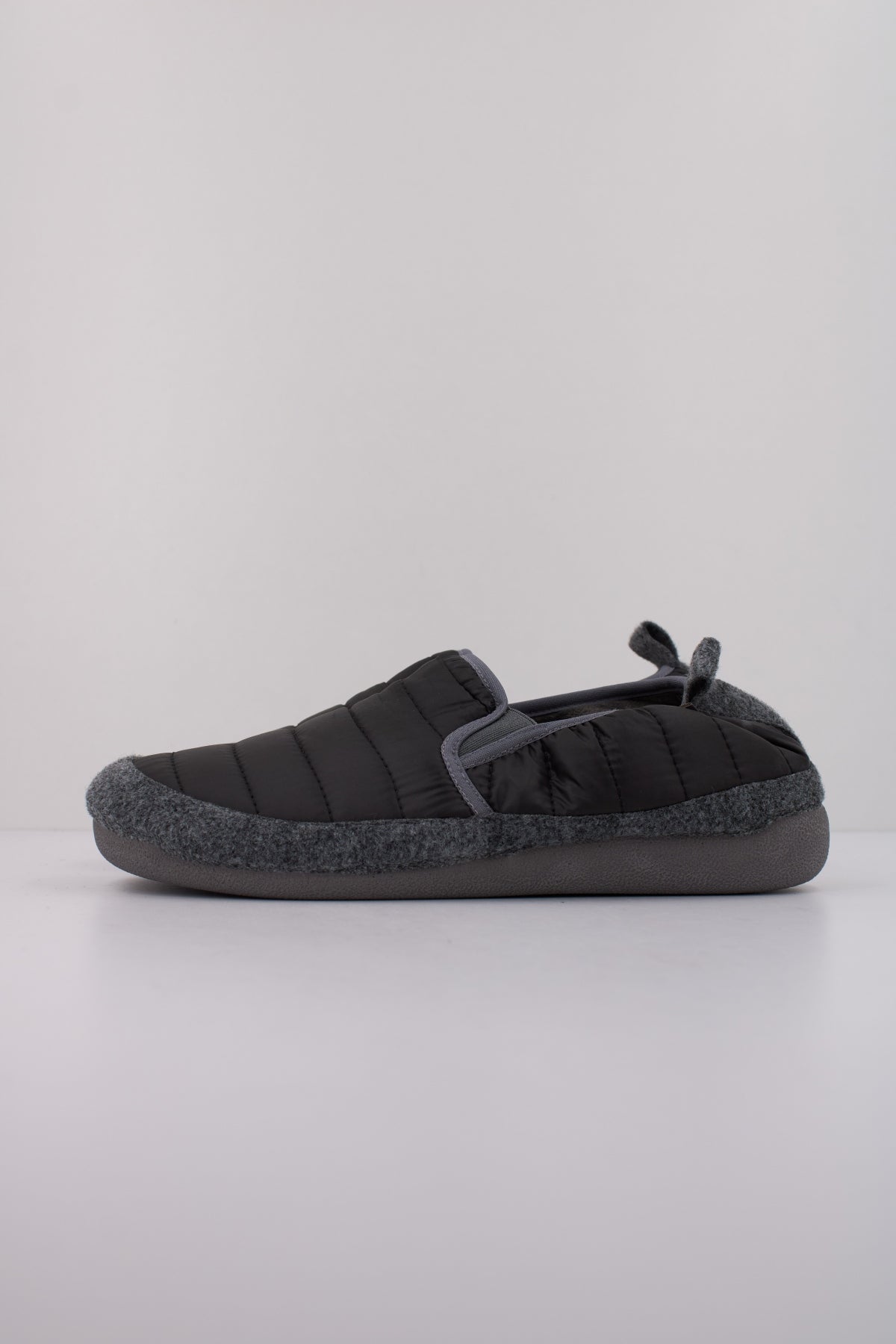 TONI PONS NED TK ZAPATILLA HOGAR en color NEGRO  (1)