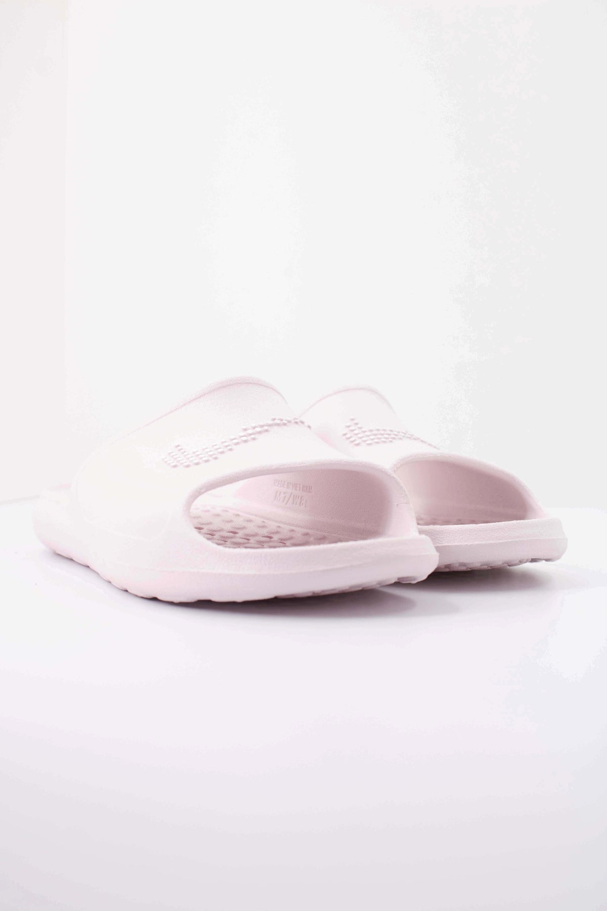NIKE W NIKE VICTORI ONE SHWER SLIDE en color ROSA  (2)