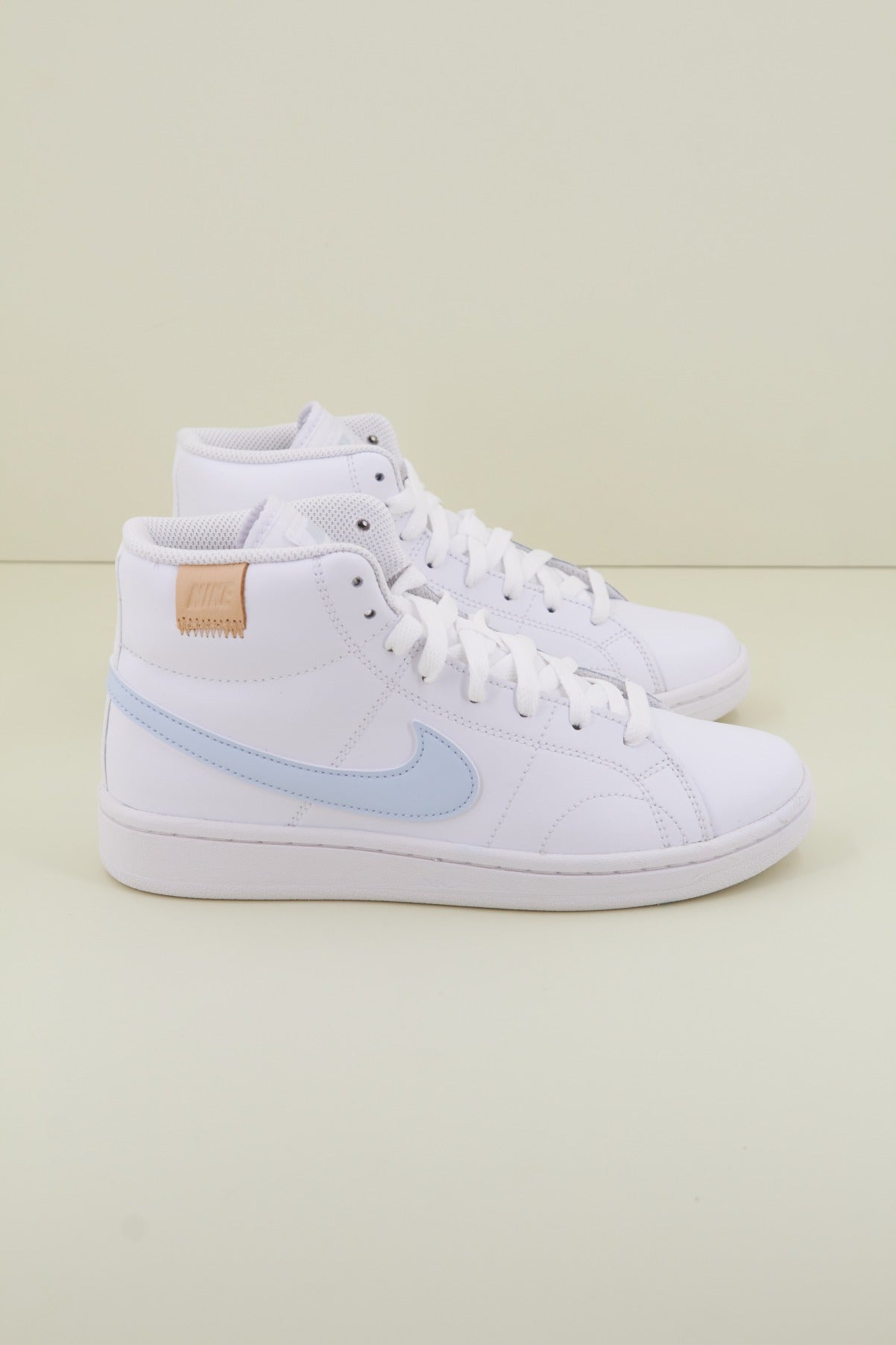 NIKE COURT ROYALE  MID en color BLANCO  (1)