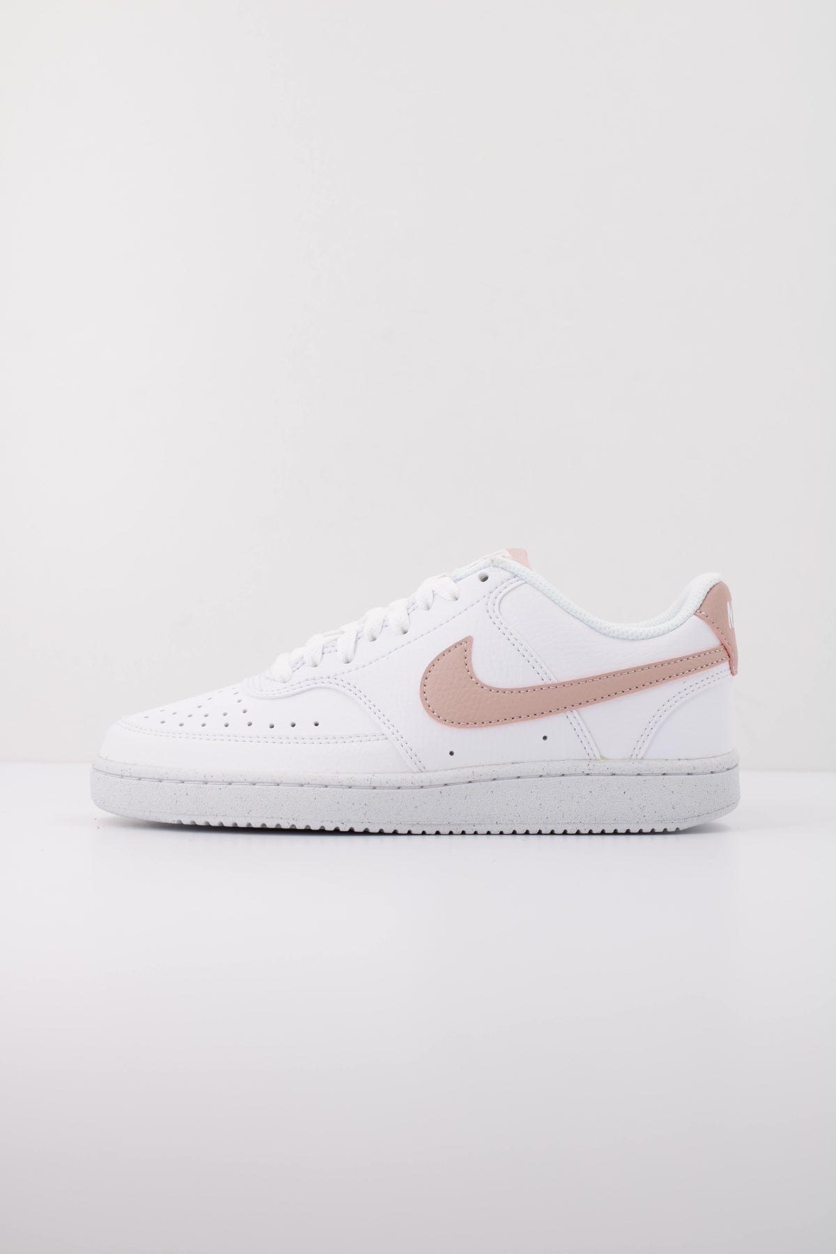 NIKE COURT VISION LOW BE WOM en color BEIS  (1)
