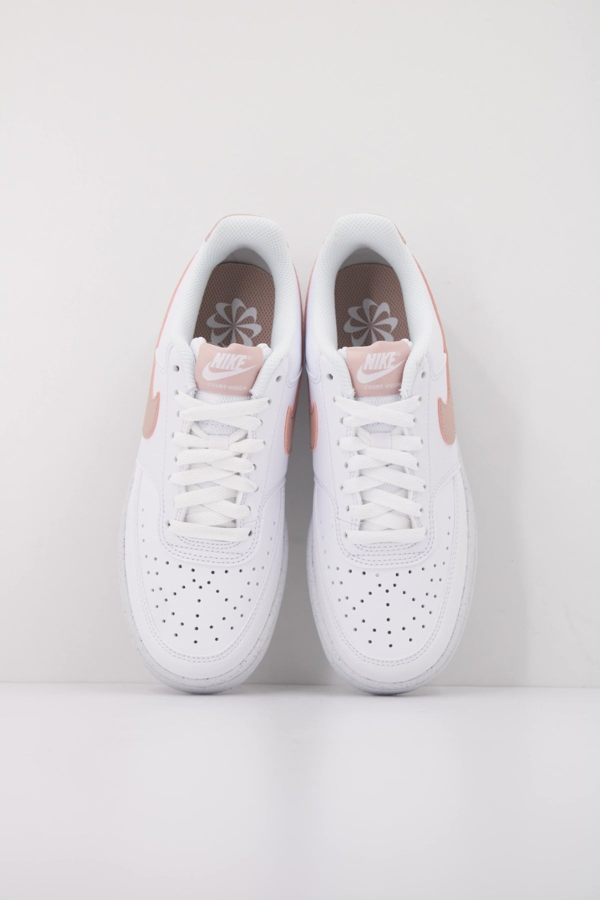 NIKE COURT VISION LOW BE WOM en color BEIS  (3)