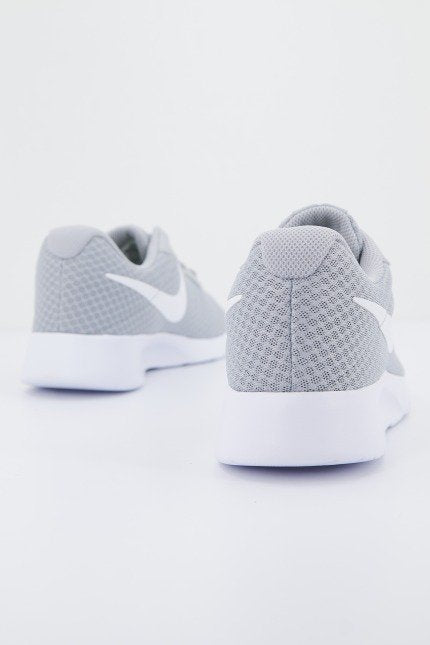 NIKE TANJUN en color GRIS  (3)