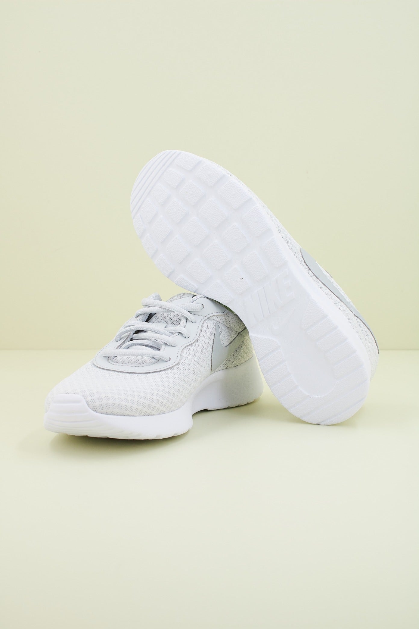NIKE TANJUN en color GRIS  (4)