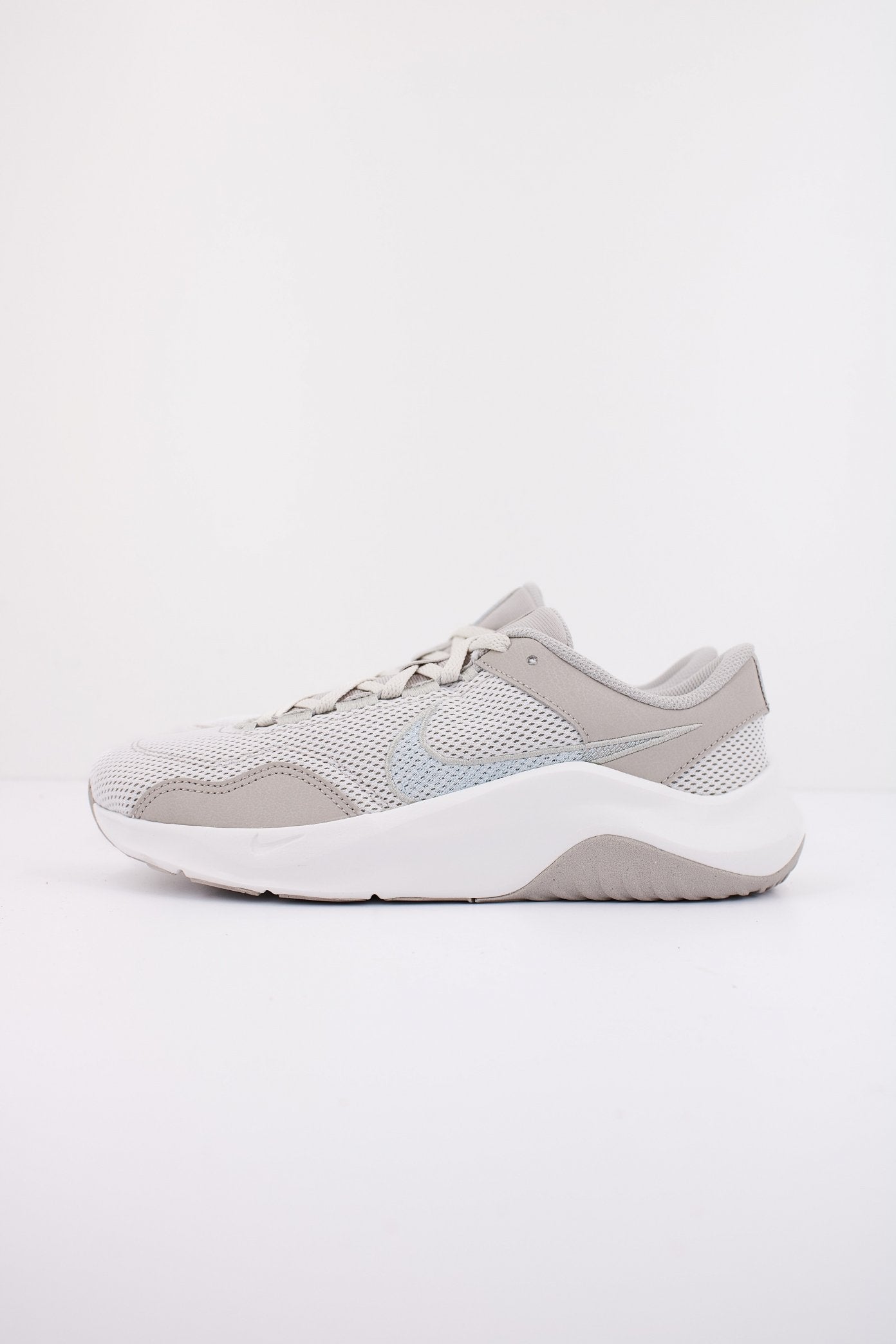 NIKE LEGEND ESSENTIAL  NEXT NATU en color GRIS  (1)