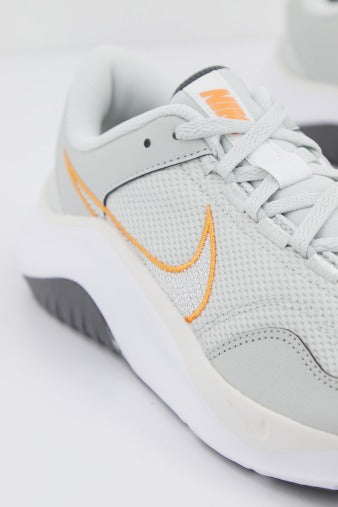NIKE LEGEND ESSENTIAL  NN en color BLANCO  (4)