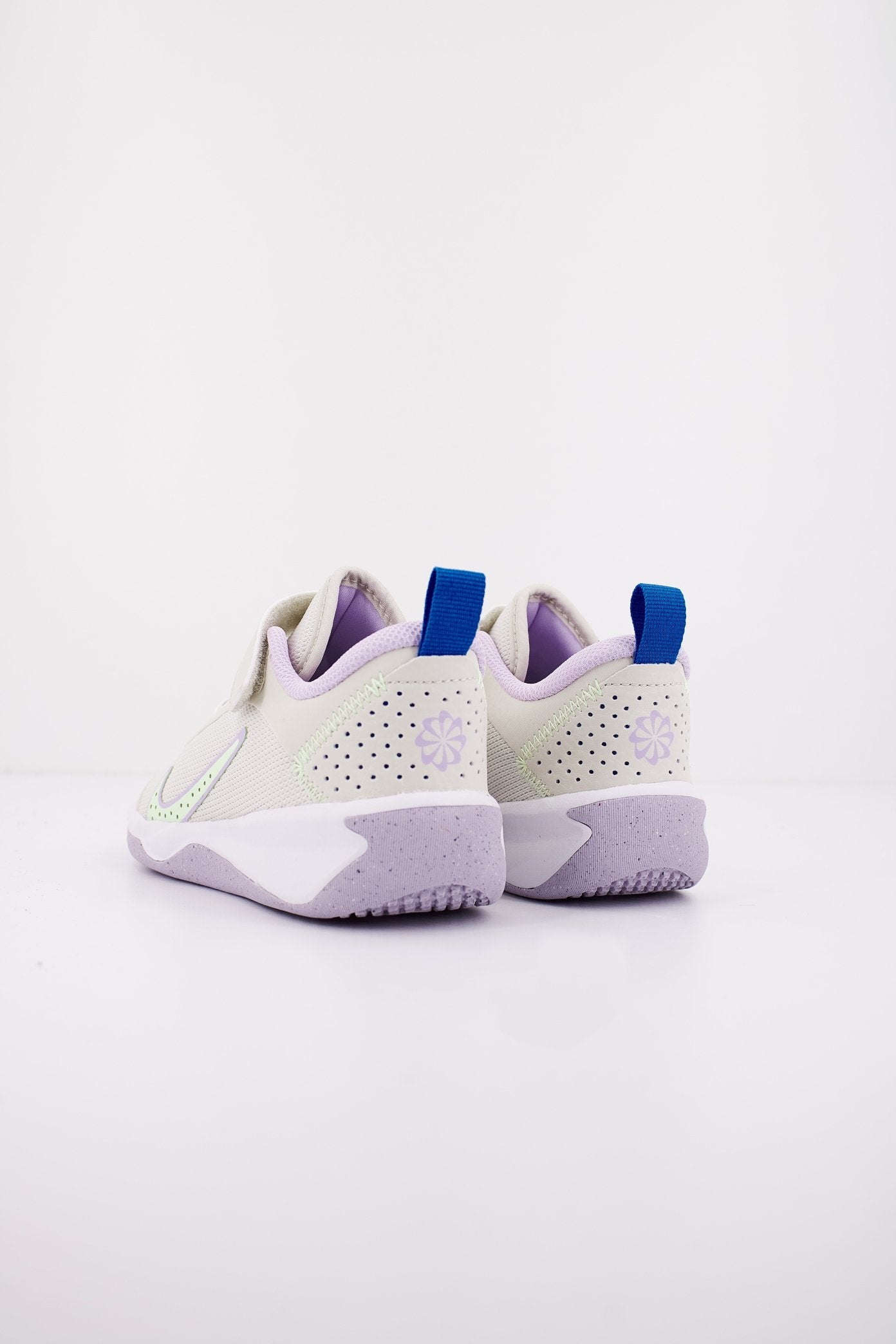 NIKE OMNI LITTLE KIDS' SHOES en color BEIS  (3)