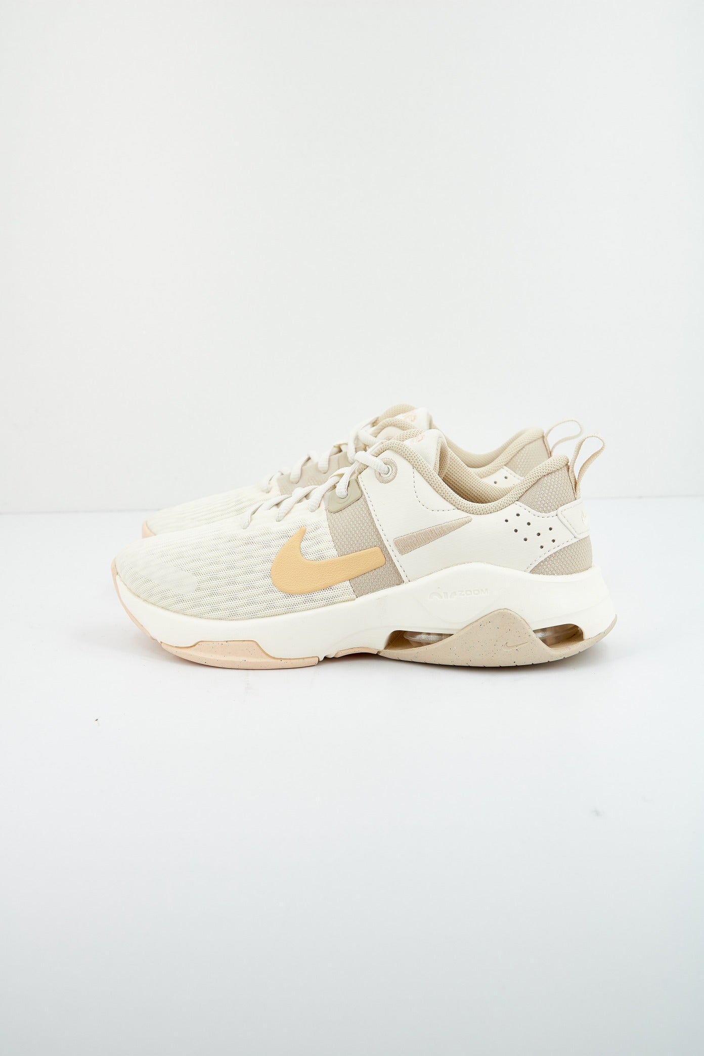 NIKE ZOOM BELLA  AA en color BEIS  (1)