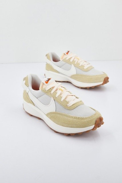 NIKE  WAFFLE DEBUT  en color BEIS  (1)